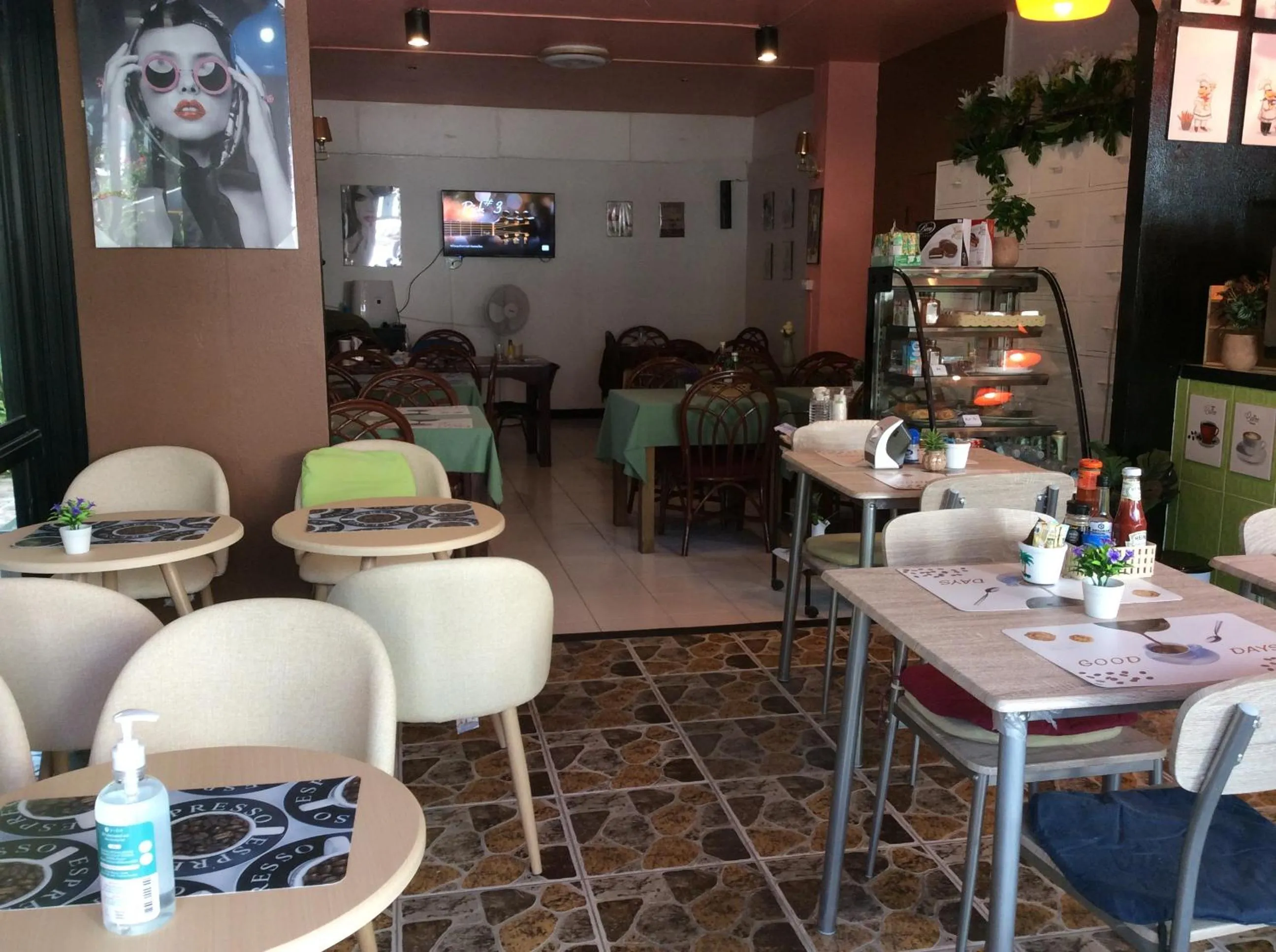 Restaurant/places to eat in V.I.P. House