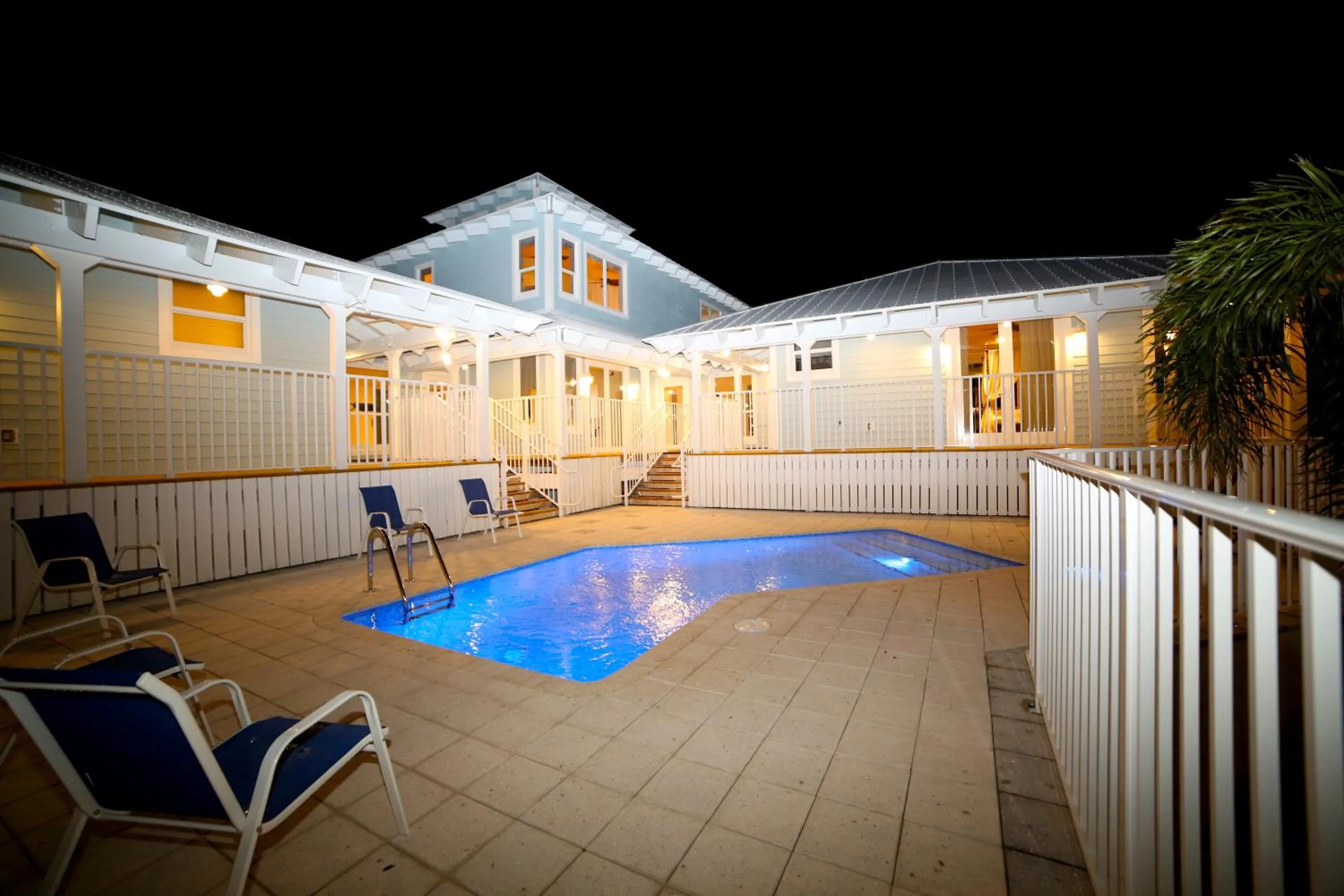 Swimming pool in Dolphin Point Villas