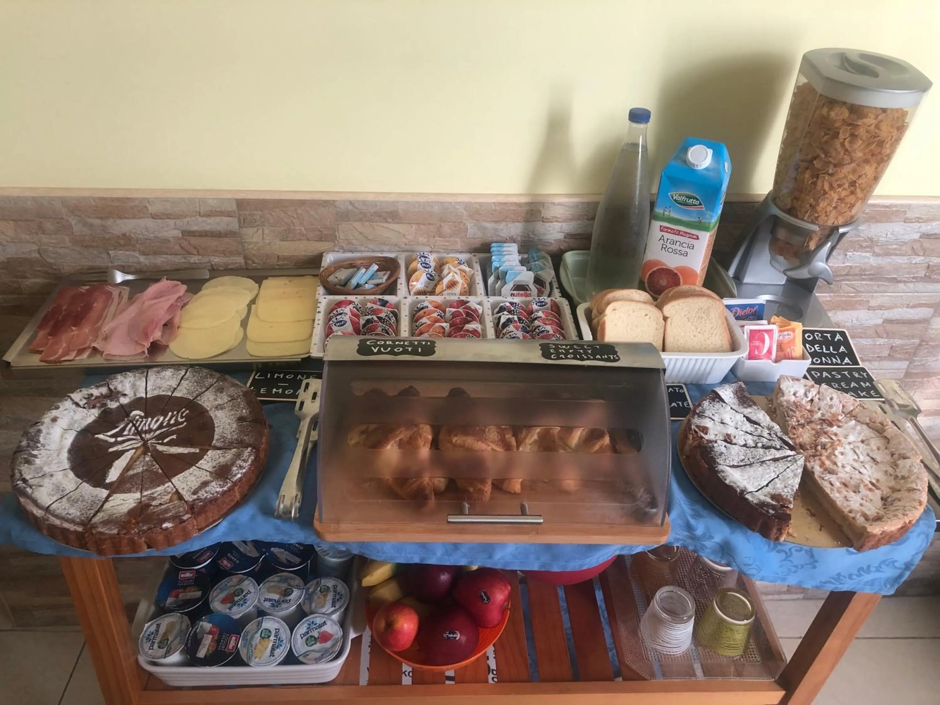 Food and drinks in B&B Quattro Palazzi Napoli Centro