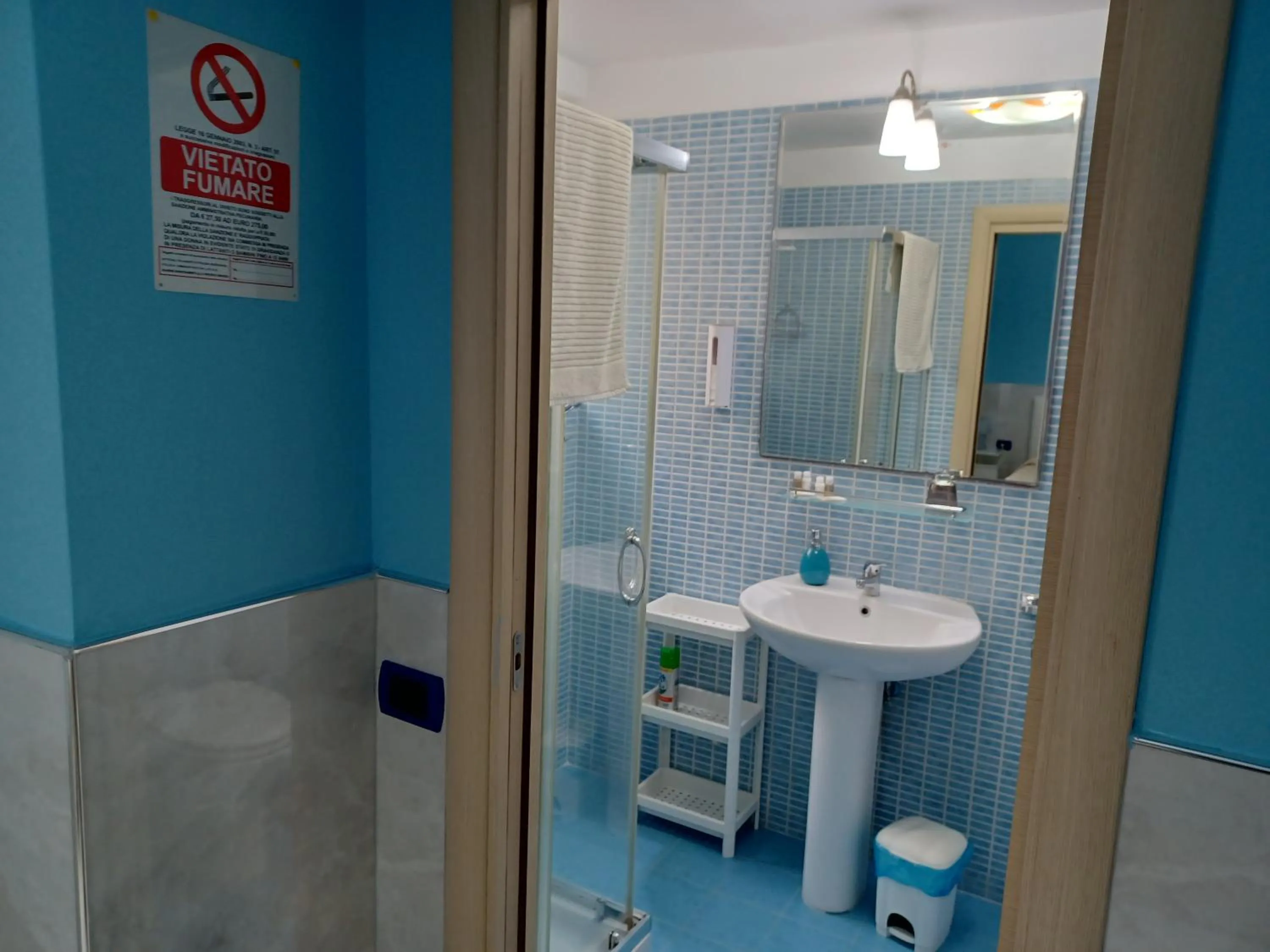 Shower in B&B Quattro Palazzi Napoli Centro