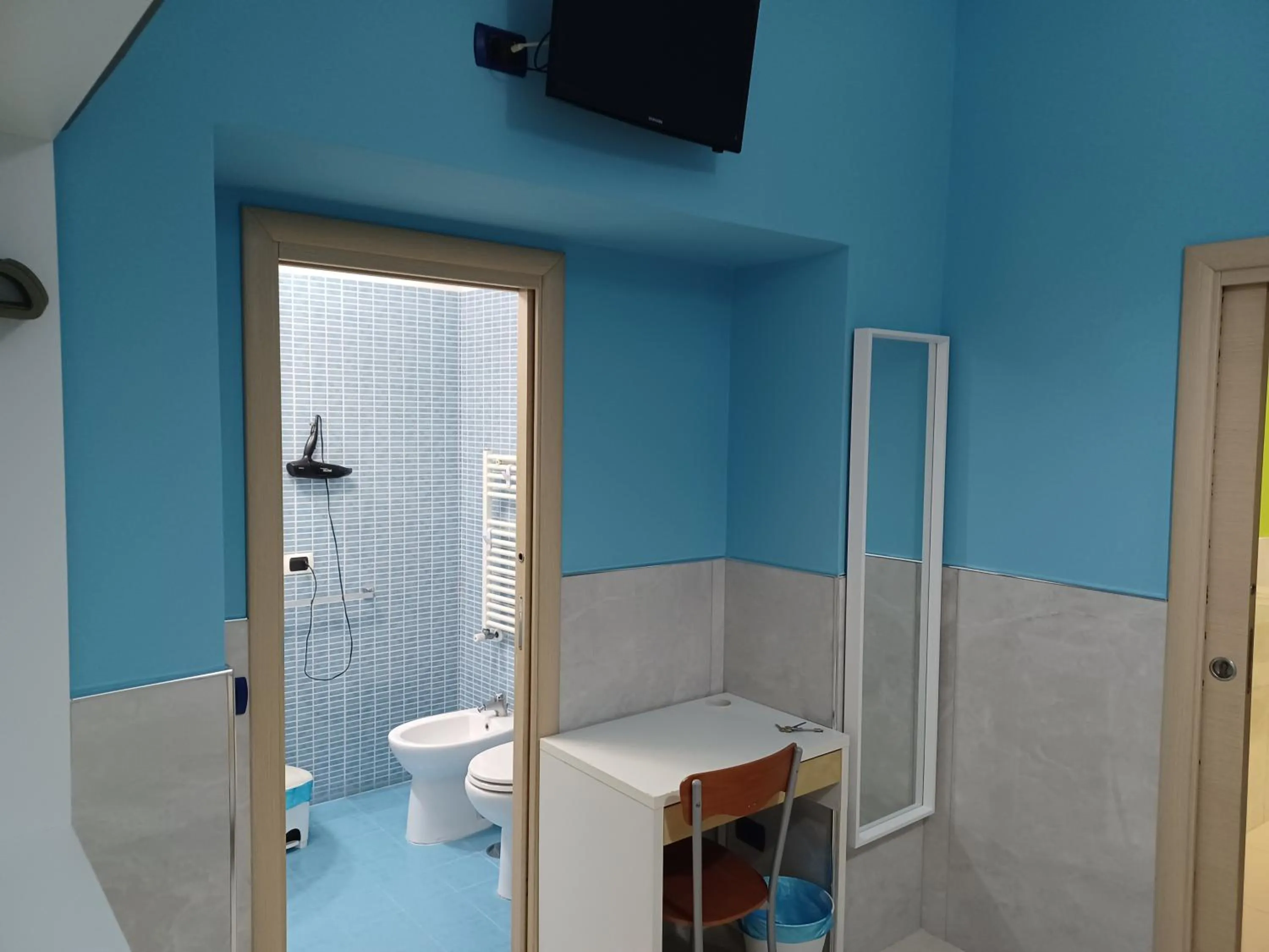 Shower in B&B Quattro Palazzi Napoli Centro