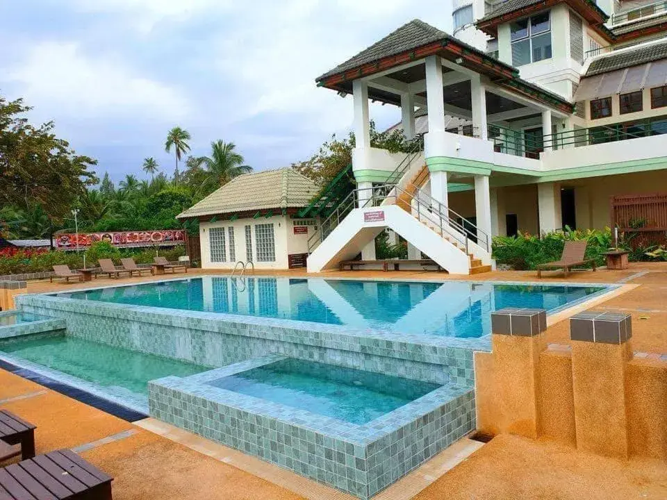 Swimming pool in Khanom Golden Beach Hotel Swimming pool in Khanom Golden Beach Hotel