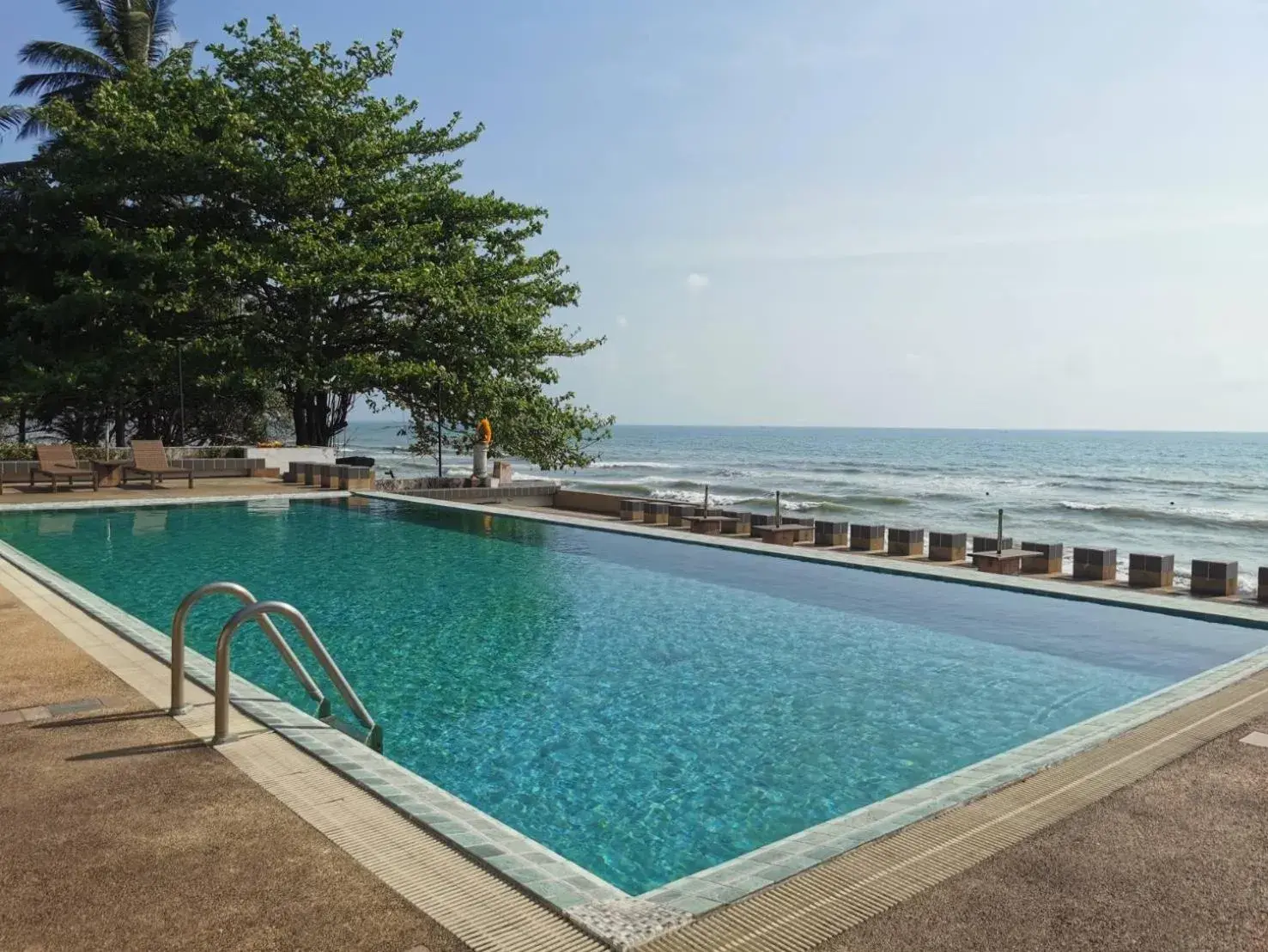 Swimming pool in Khanom Golden Beach Hotel Swimming pool in Khanom Golden Beach Hotel