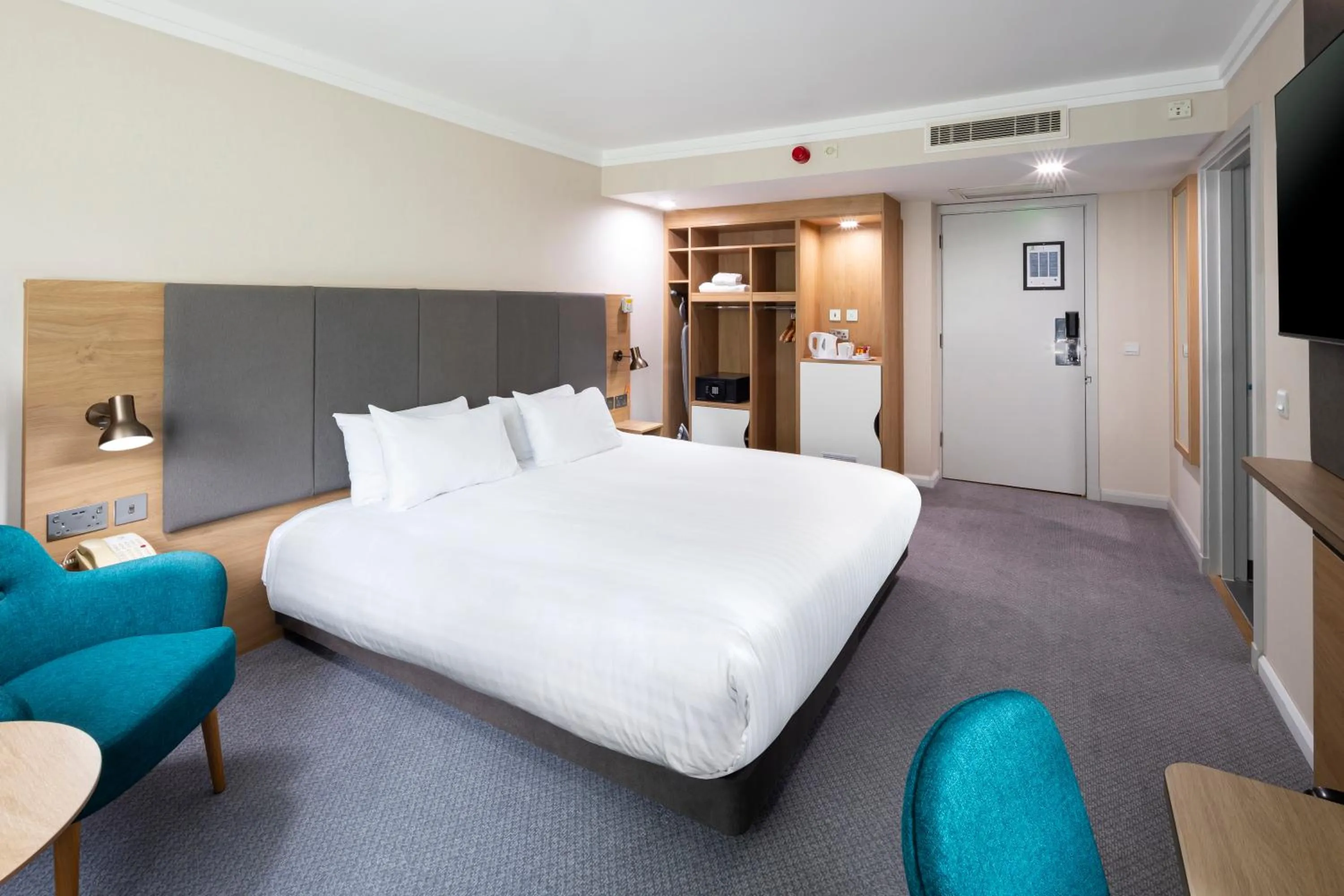 Bedroom, Bed in Holiday Inn Coventry M6, J2 by IHG
