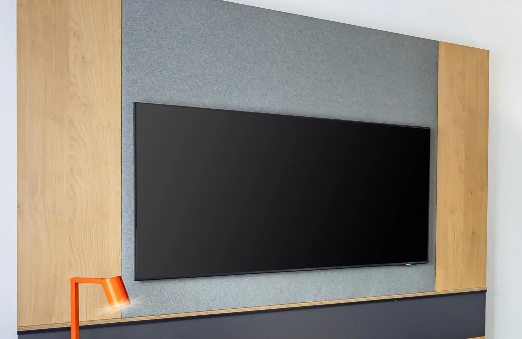 TV and multimedia in Holiday Inn Coventry M6, J2 by IHG