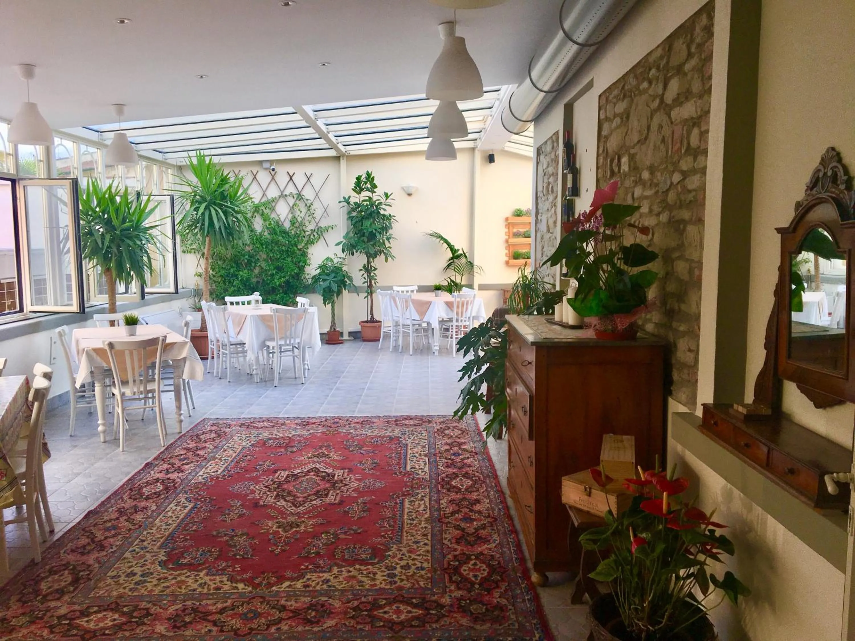 Communal lounge/ TV room in La Speranza Hotel Grazzini