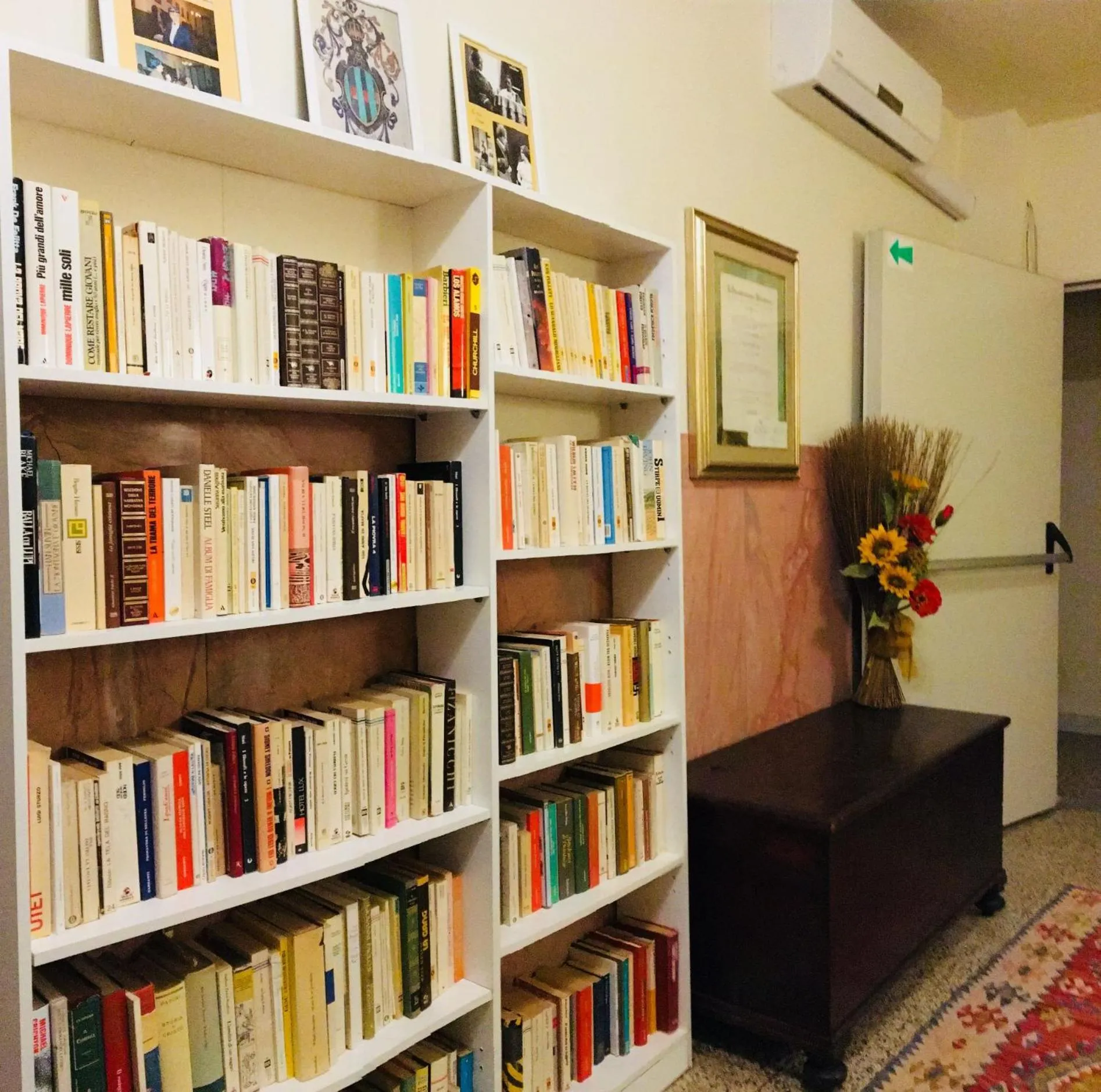 Library in La Speranza Hotel Grazzini