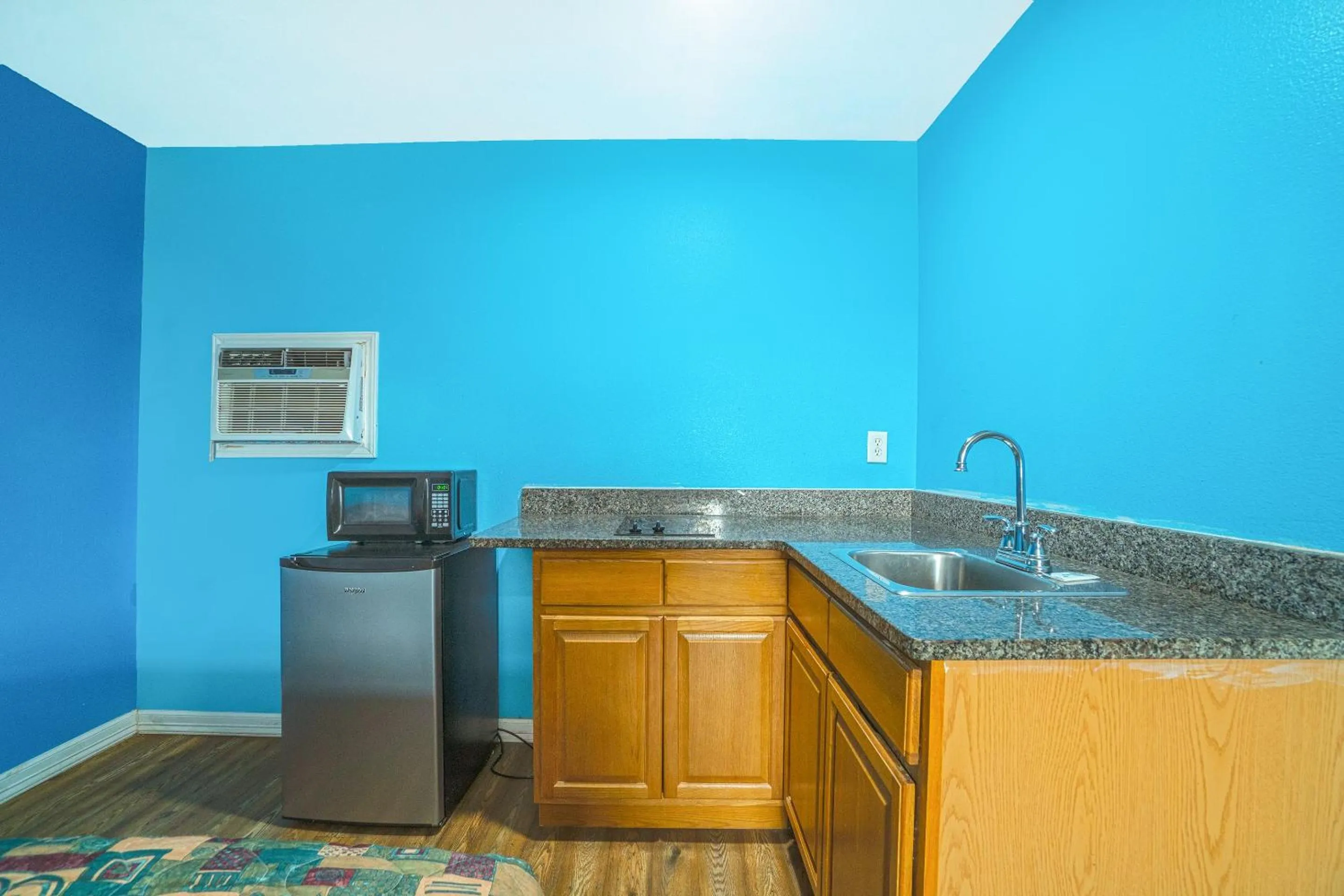 Bedroom in Plaza Motel Corpus Christi by OYO