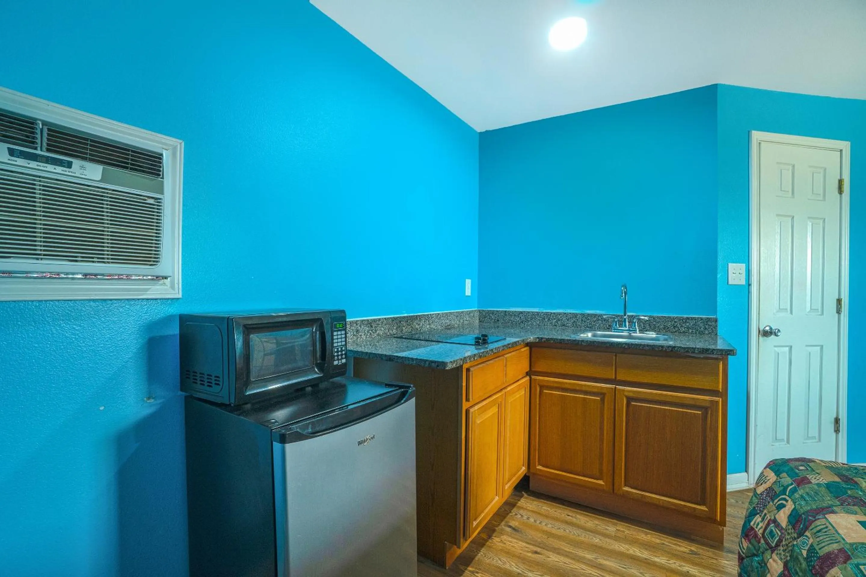 Bedroom in Plaza Motel Corpus Christi by OYO