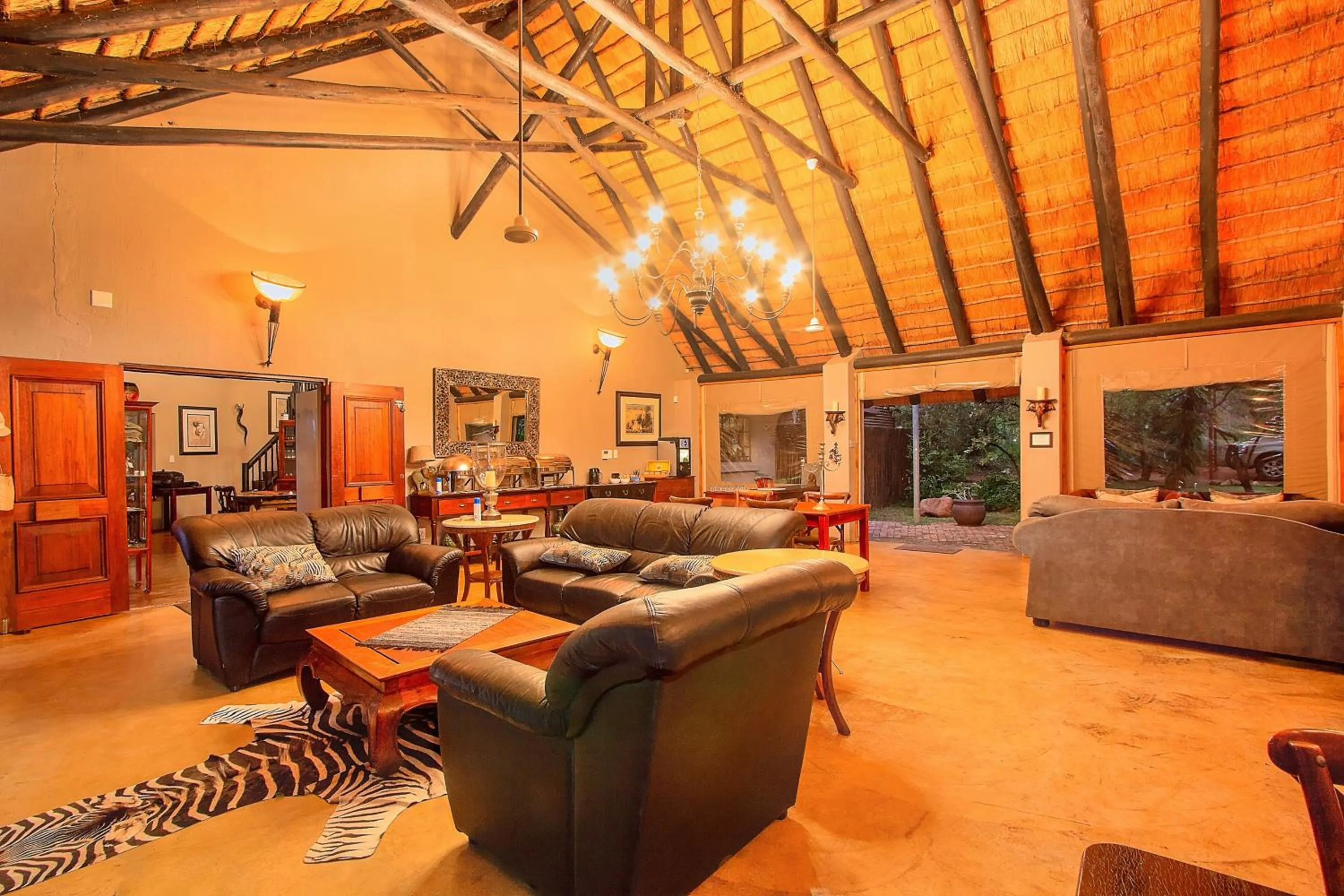Communal lounge/ TV room in Mvuradona Safari Lodge