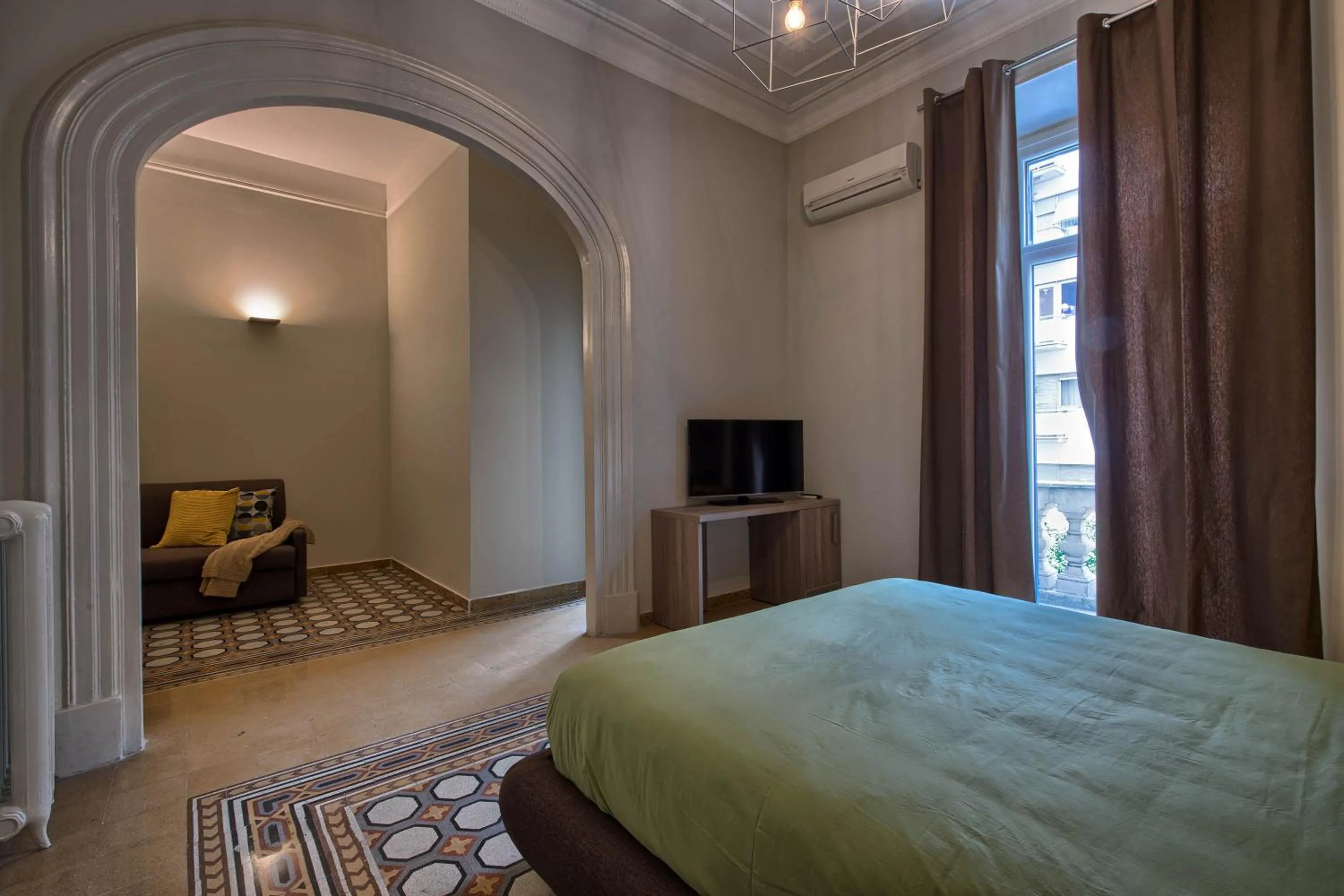 Photo of the whole room, Bed in The Pope's Window