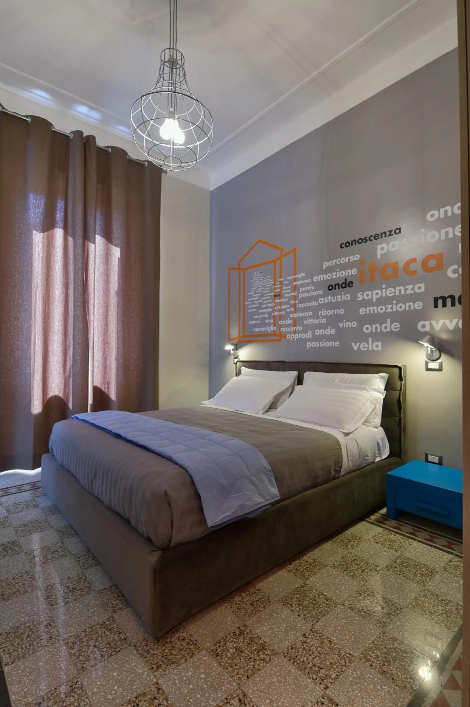 Photo of the whole room, Bed in The Pope's Window