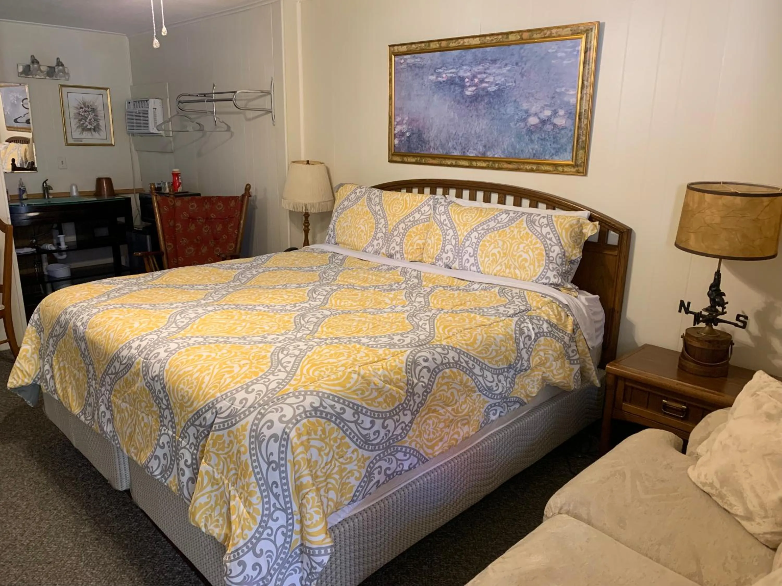 Bed in Phillips Historic Motel & Cottages