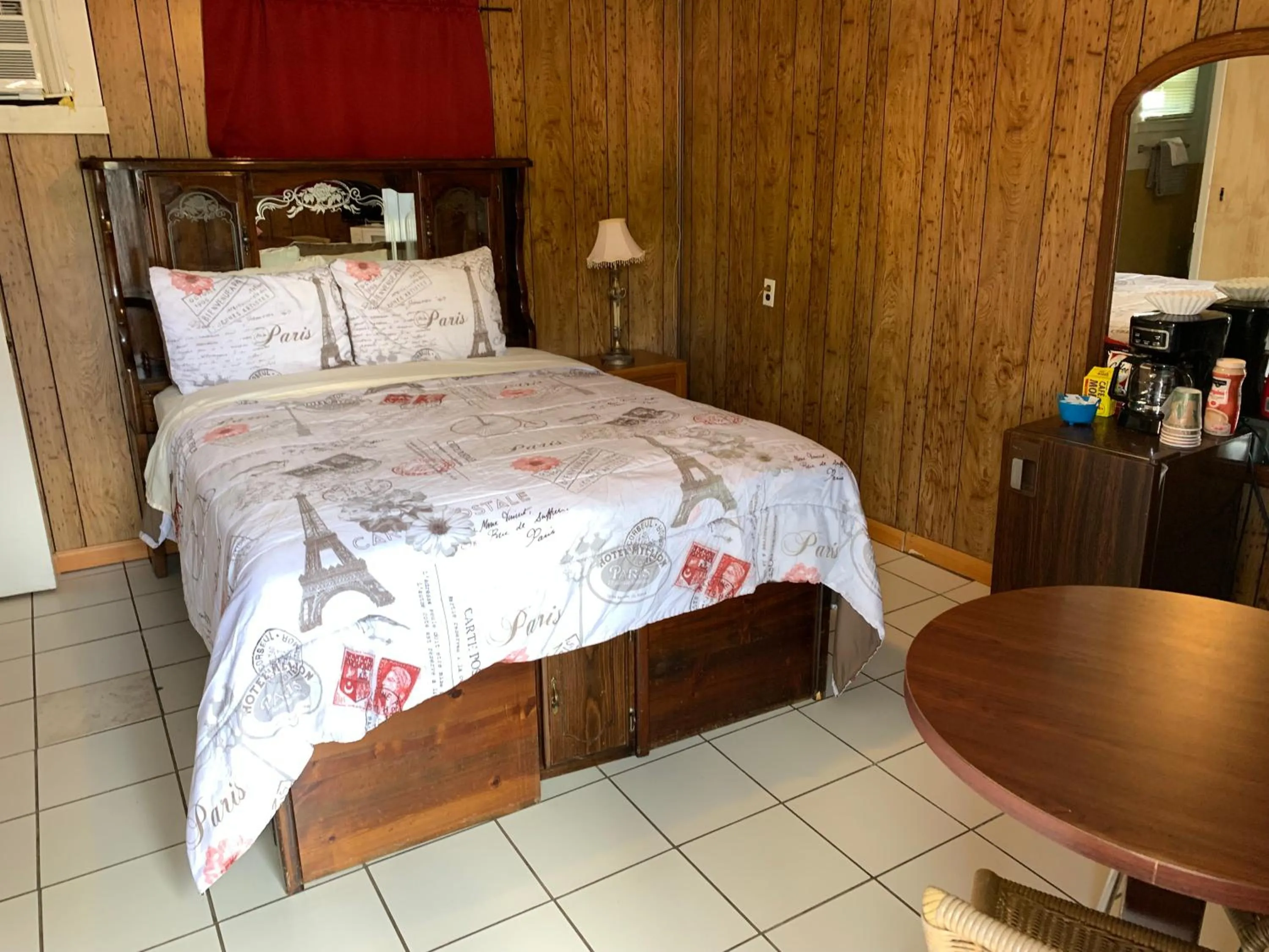 Bed in Phillips Historic Motel & Cottages