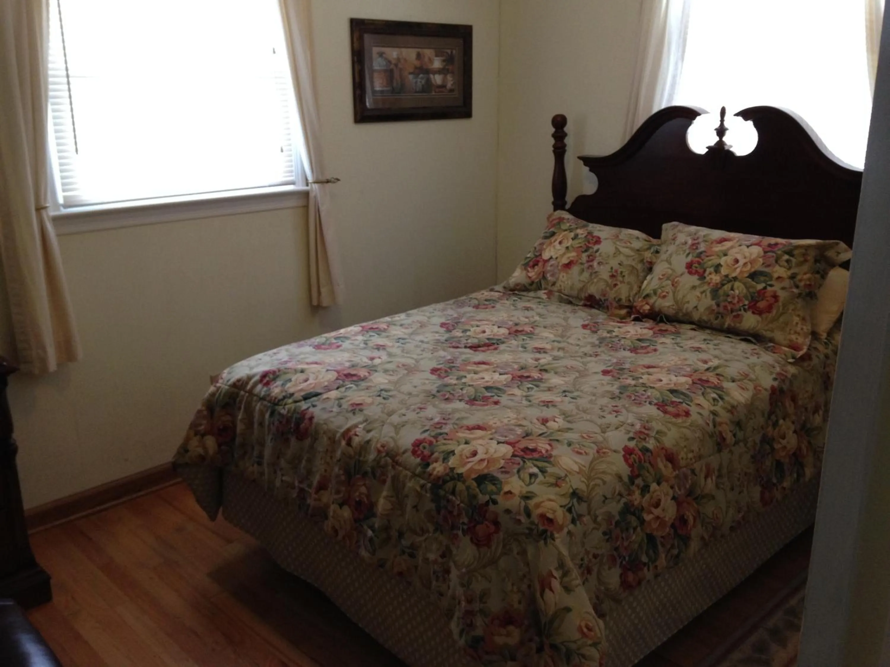 Bed in Phillips Historic Motel & Cottages