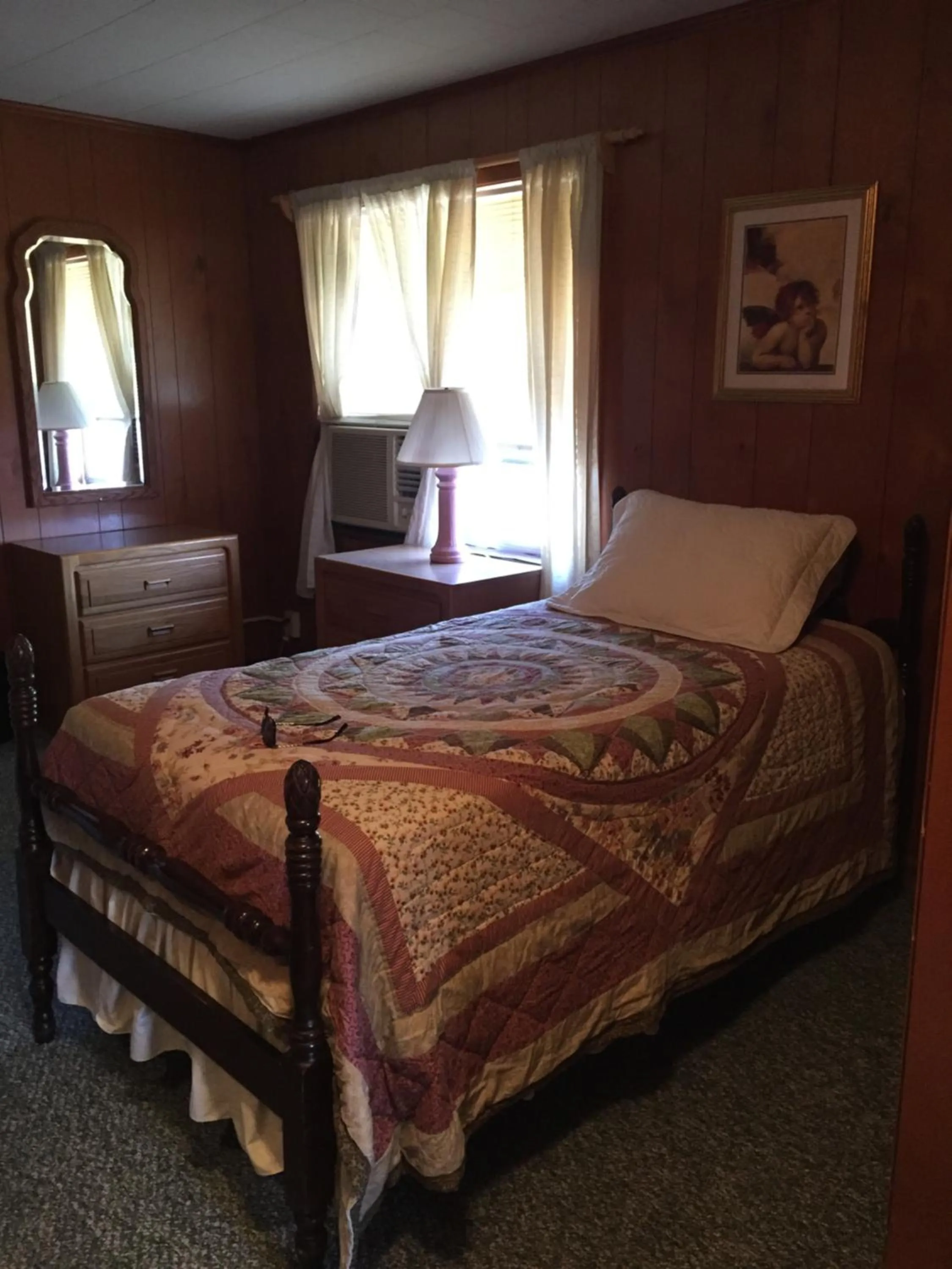 Bed in Phillips Historic Motel & Cottages