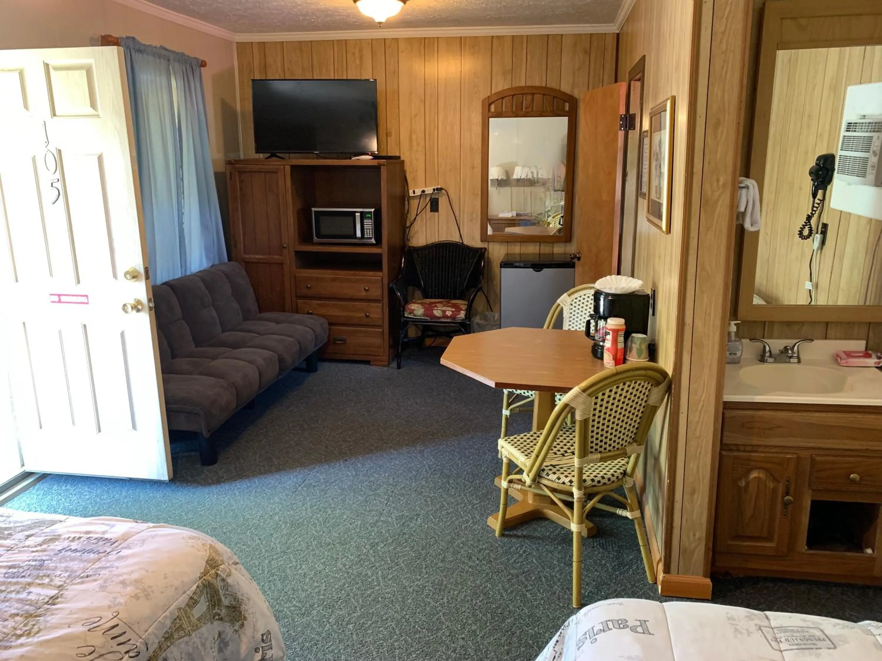 Seating area, Bed in Phillips Historic Motel & Cottages