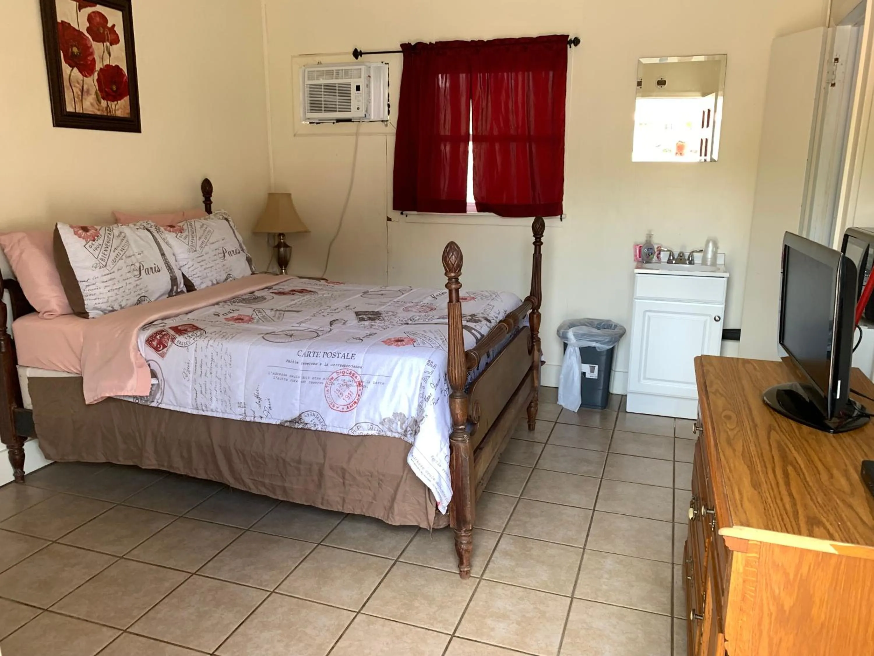 Bed in Phillips Historic Motel & Cottages