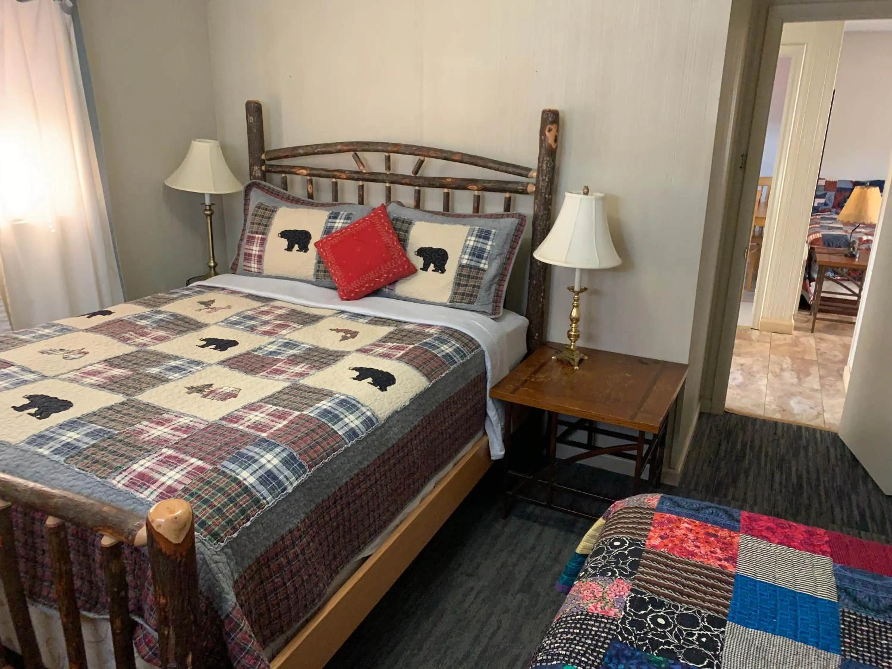 Bed in Phillips Historic Motel & Cottages