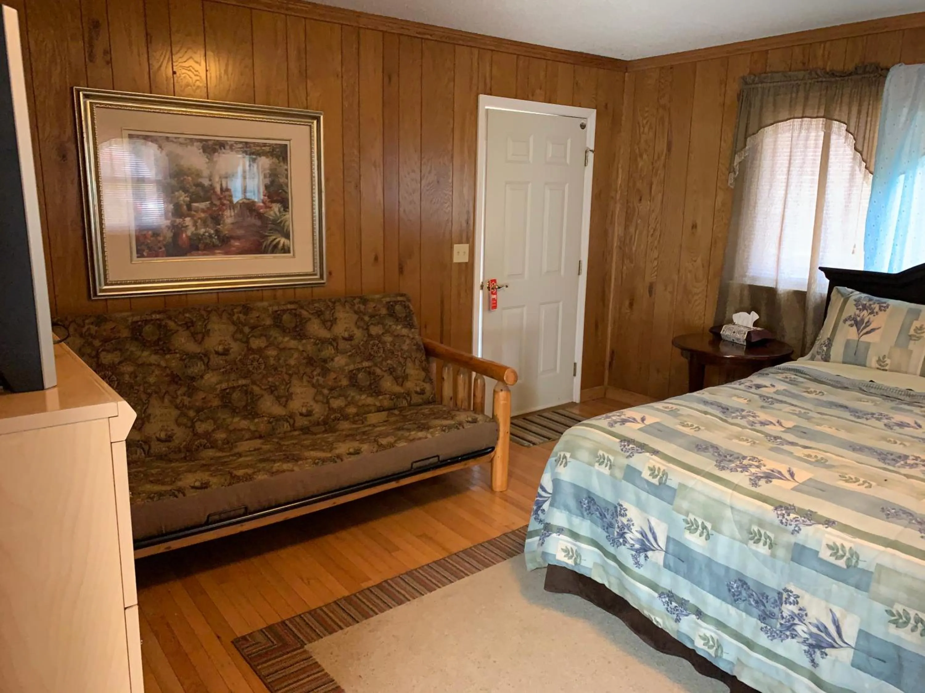 Bed in Phillips Historic Motel & Cottages