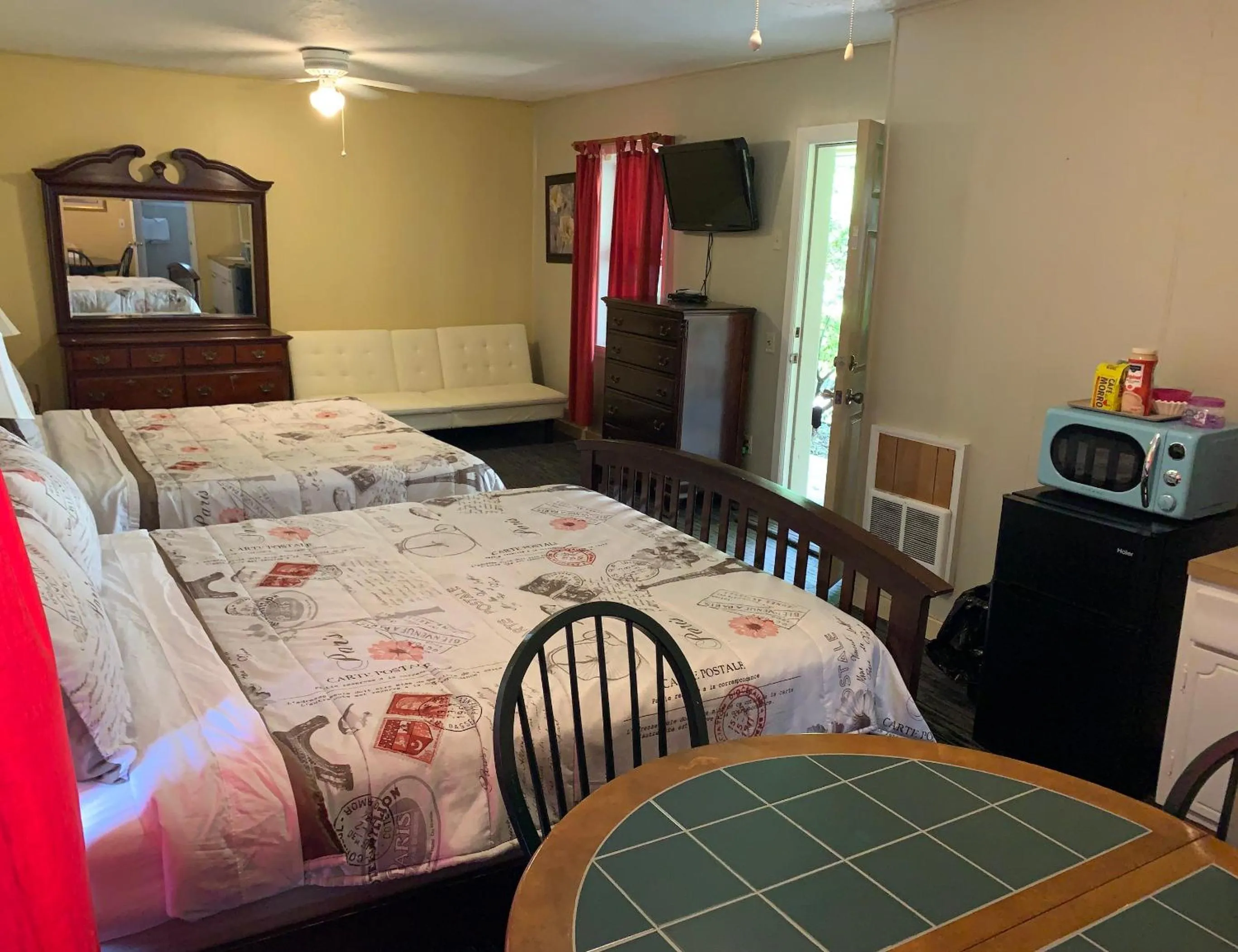 Bed in Phillips Historic Motel & Cottages