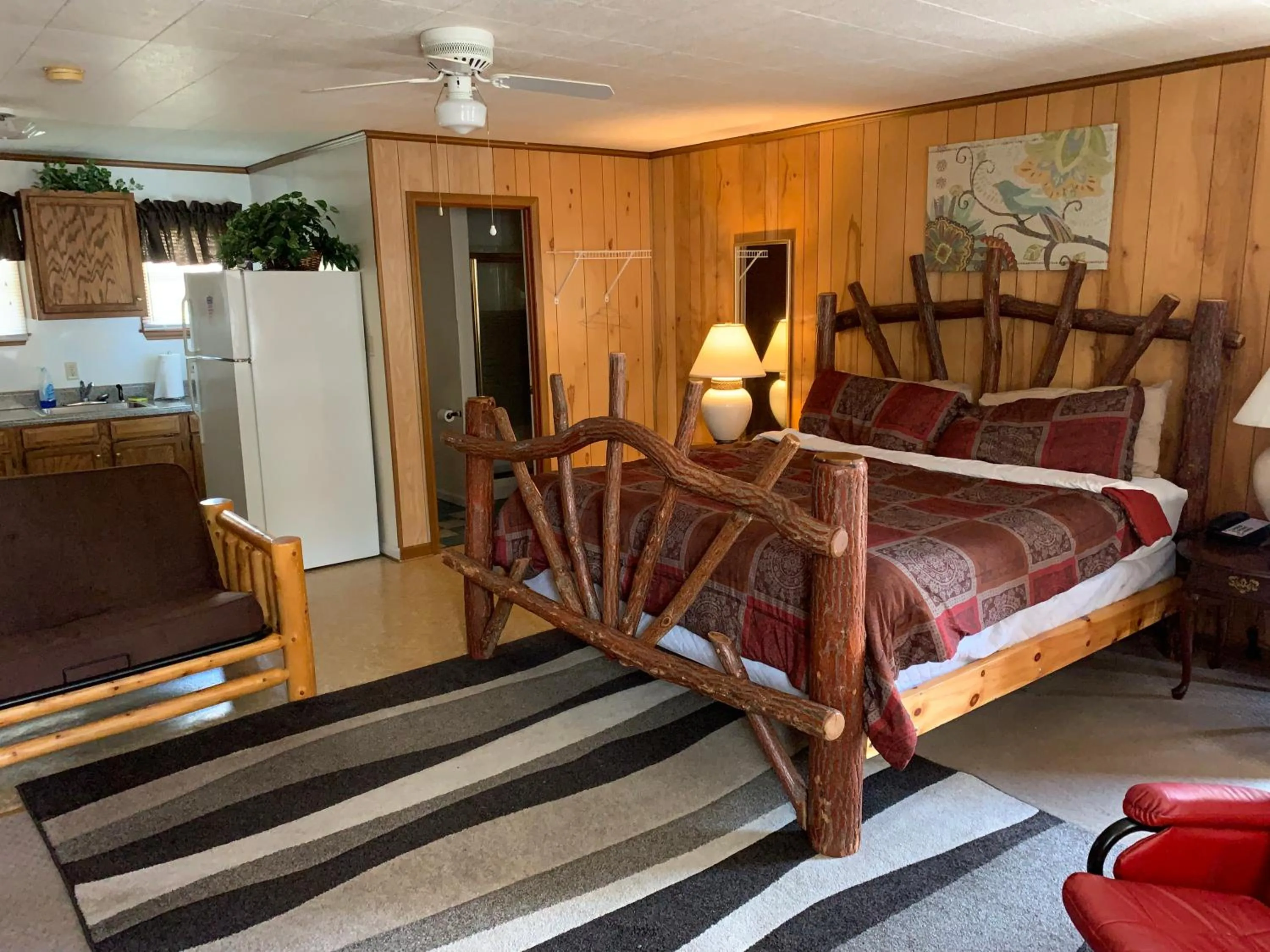Bed in Phillips Historic Motel & Cottages