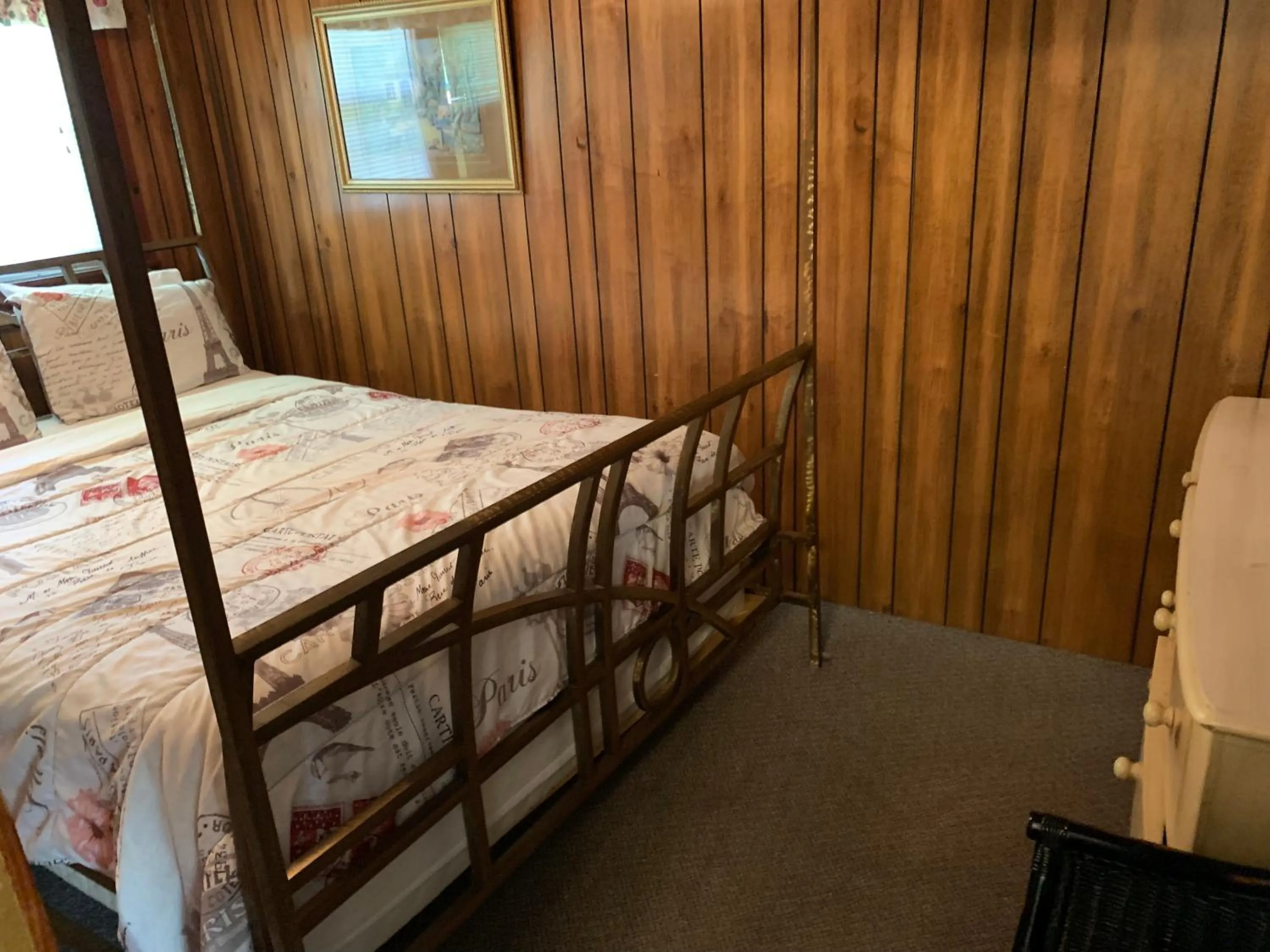 Bed in Phillips Historic Motel & Cottages