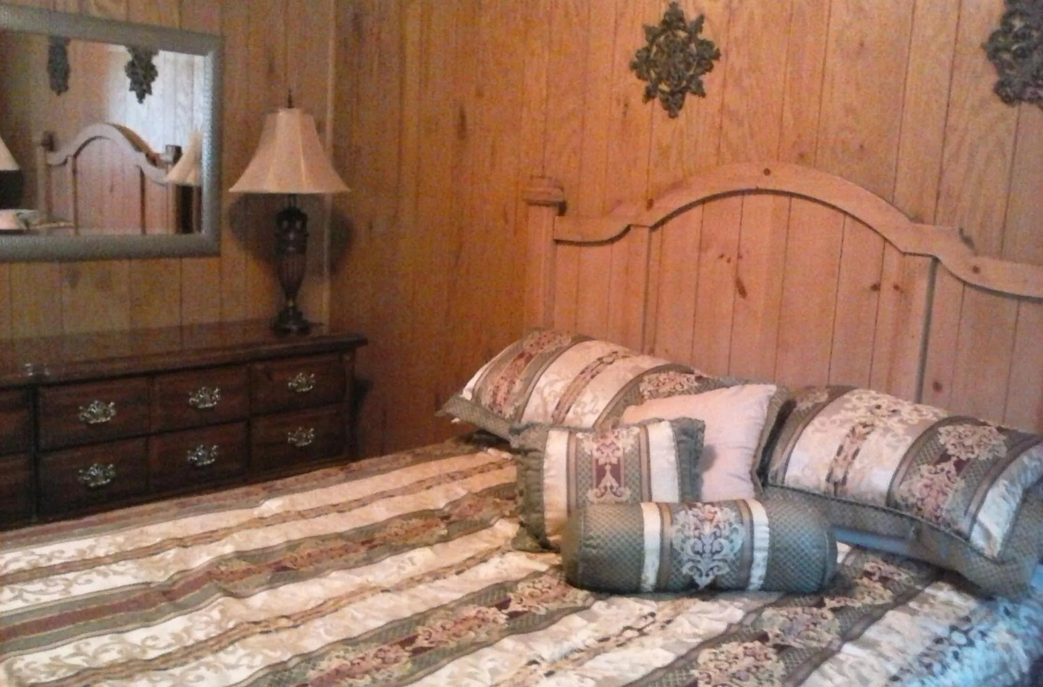 Bed in Phillips Historic Motel & Cottages