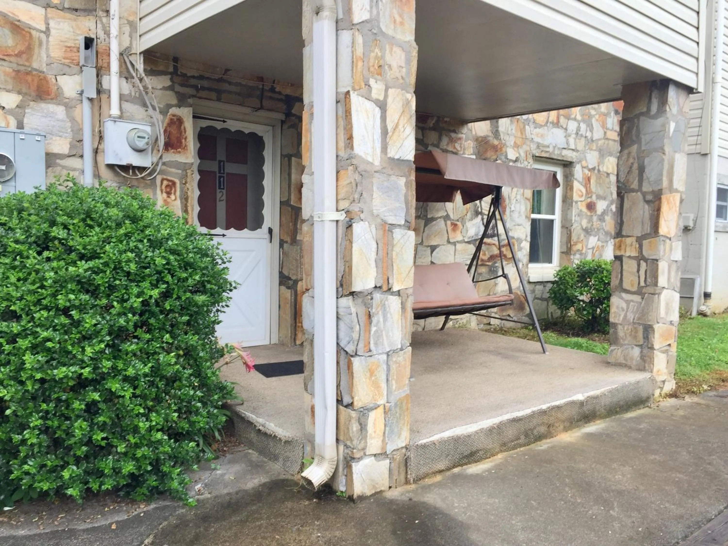 Patio in Phillips Historic Motel & Cottages