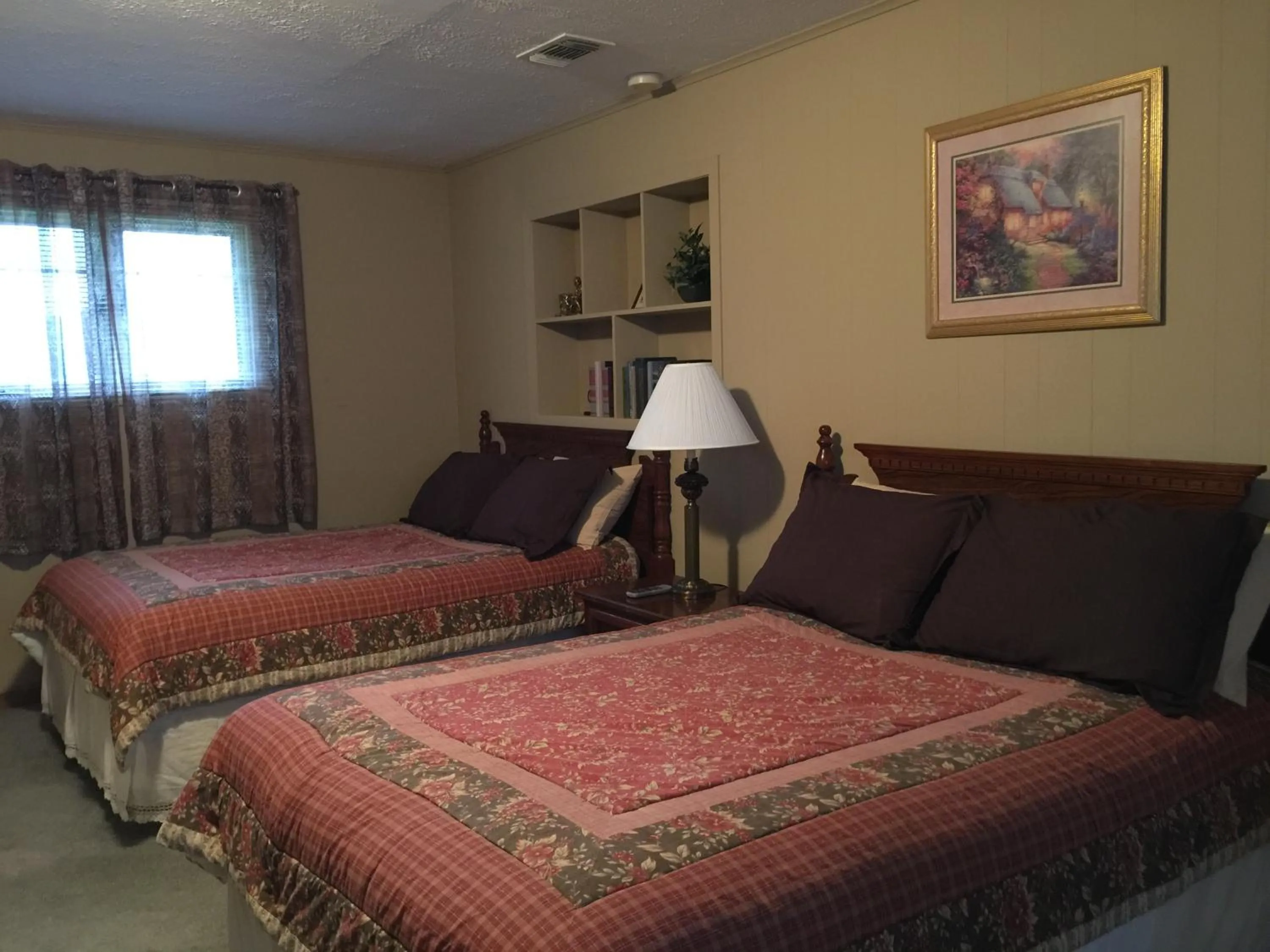 Bed in Phillips Historic Motel & Cottages