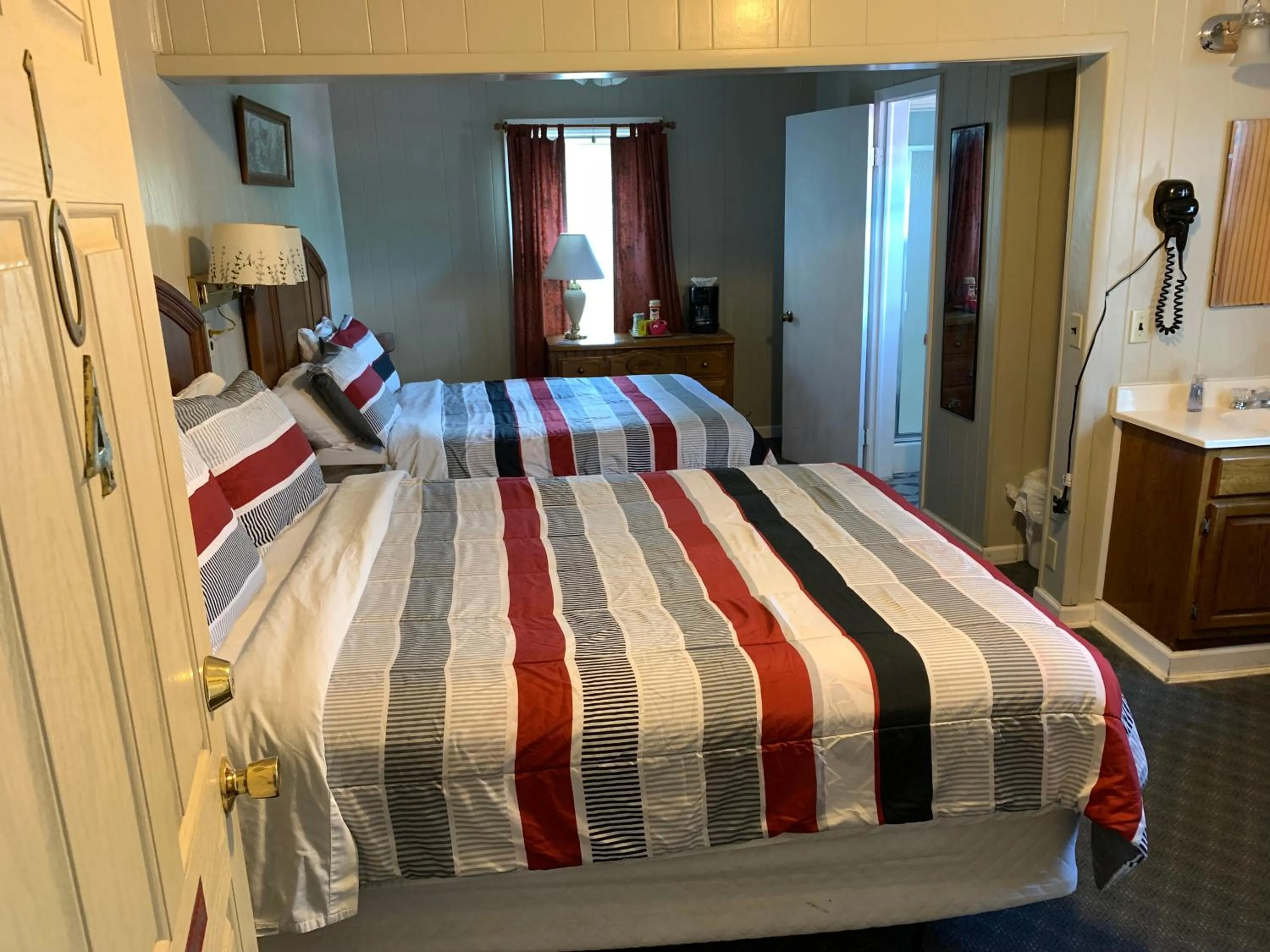 Bed in Phillips Historic Motel & Cottages