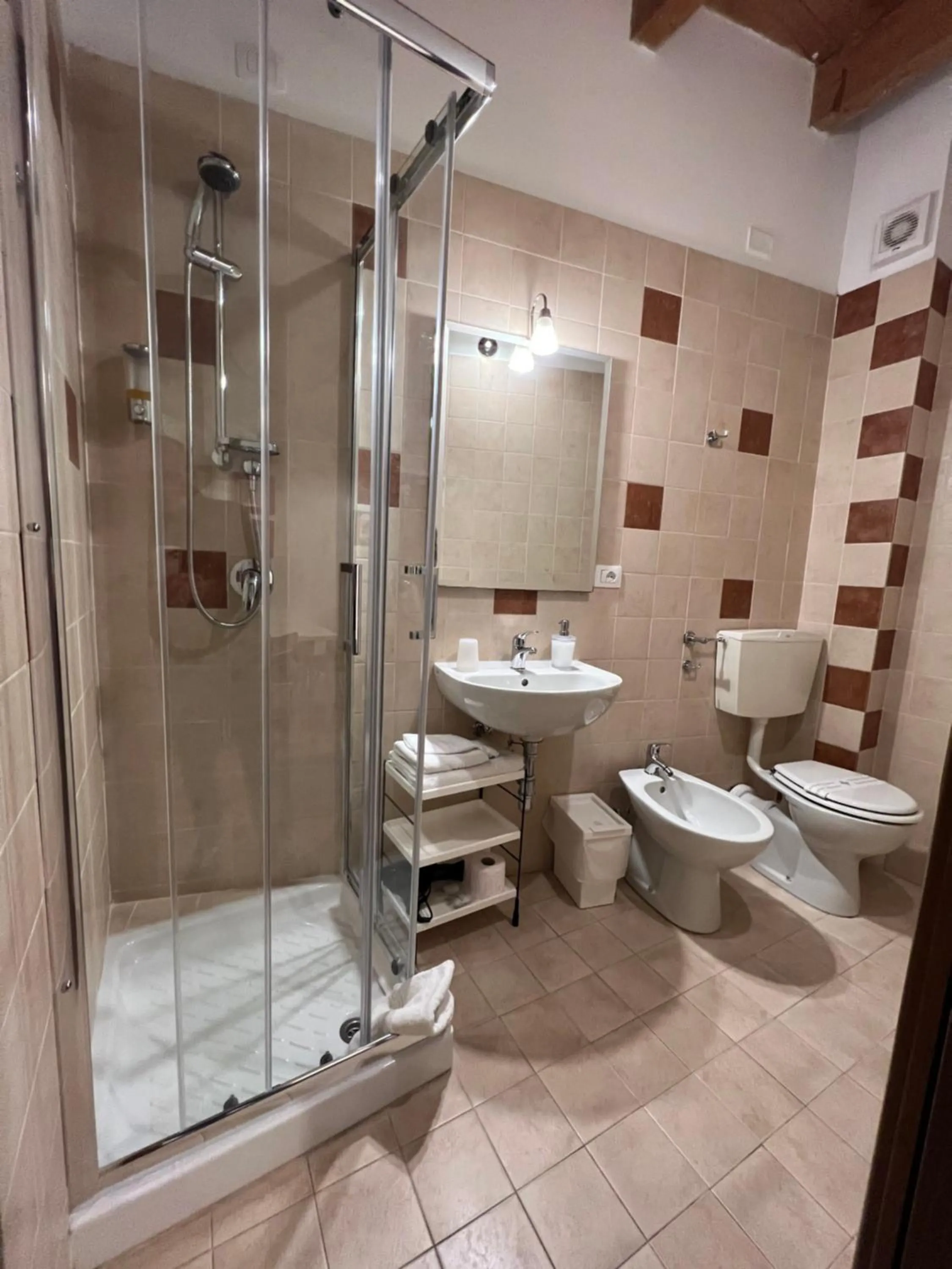 Shower in Studio Apartments Centro Storico Via Manno