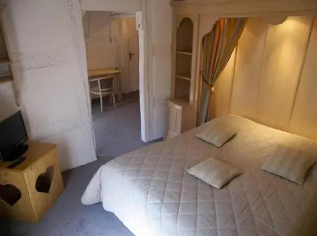 Duplex (4 adults) with double bed and twin bed in Caveau de l'ami Fritz Duplex (4 adults) with double bed and twin bed in Caveau de l'ami Fritz