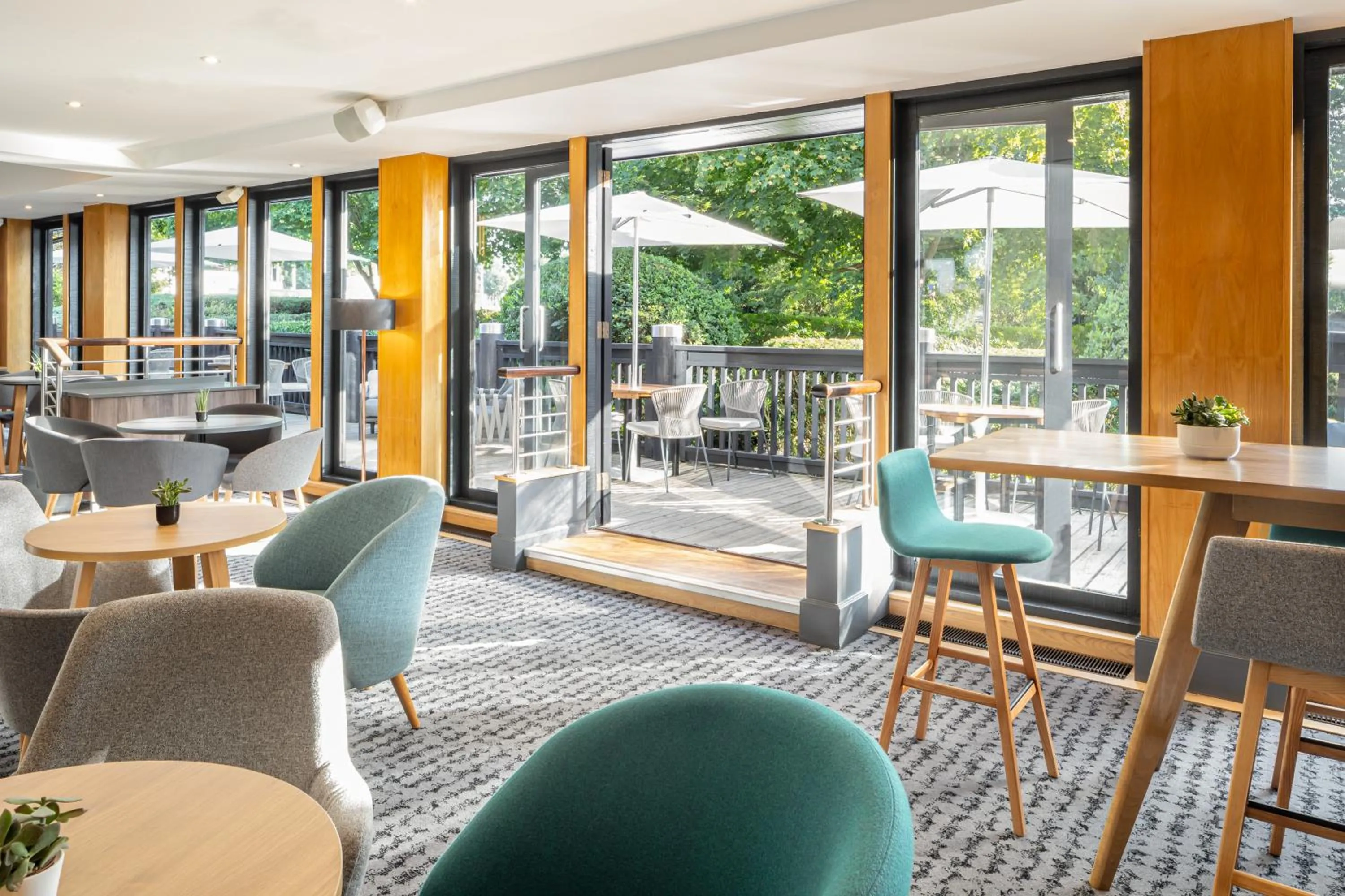 Lounge or bar in Holiday Inn Hemel Hempstead M1, Jct. 8 by IHG