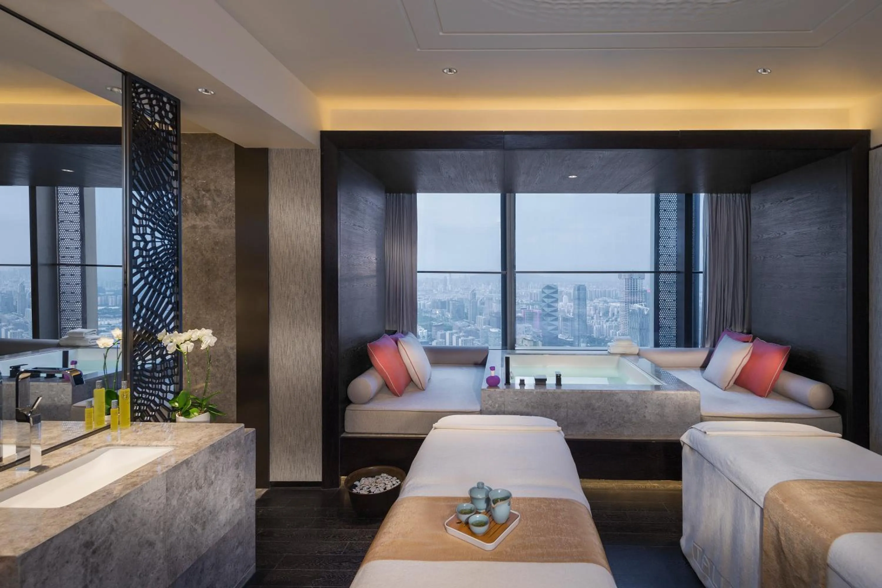 Fitness centre/facilities, Bed in Jumeirah Nanjing