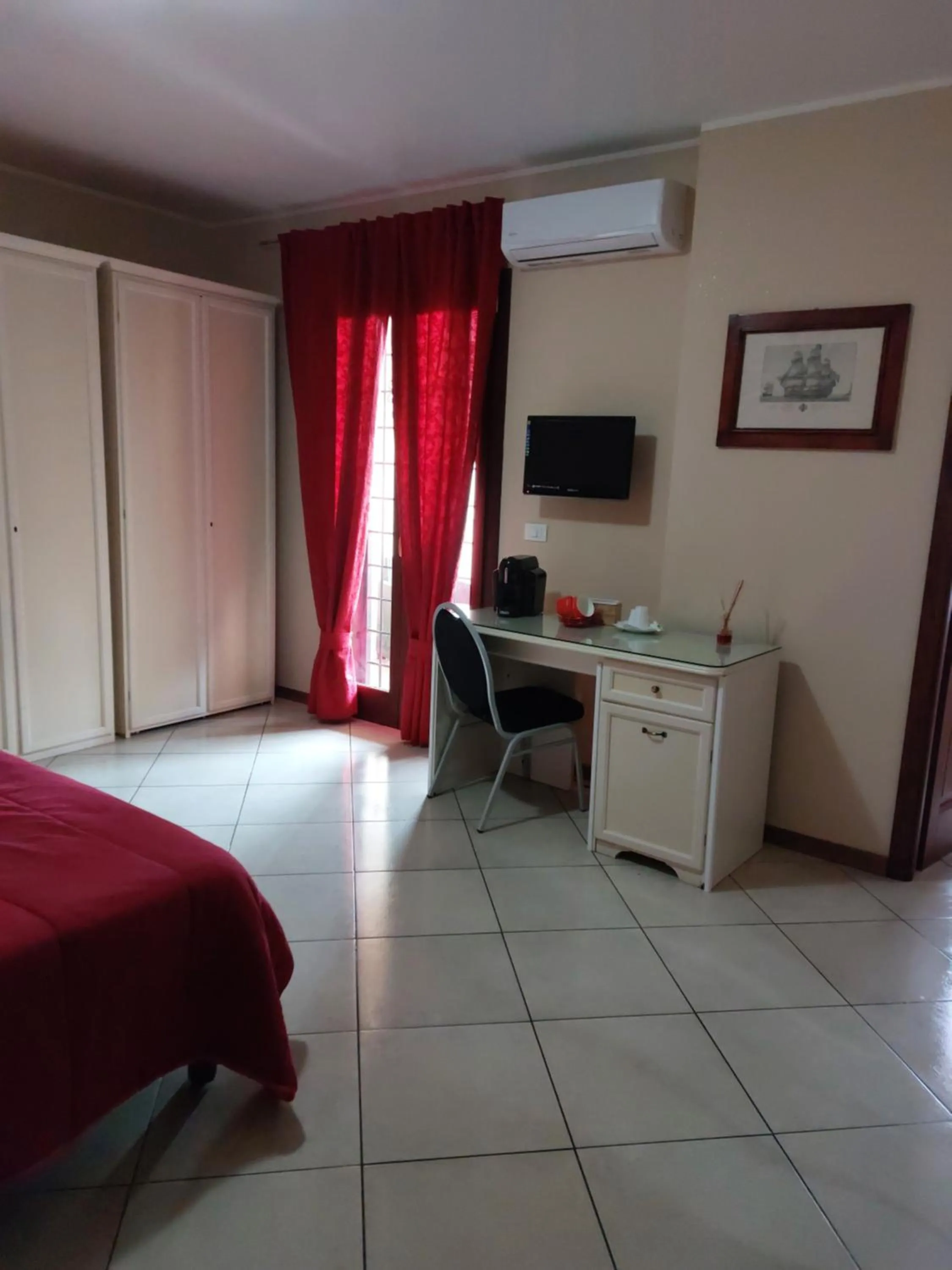 Photo of the whole room, Bed in Fiumicino Inn Airport