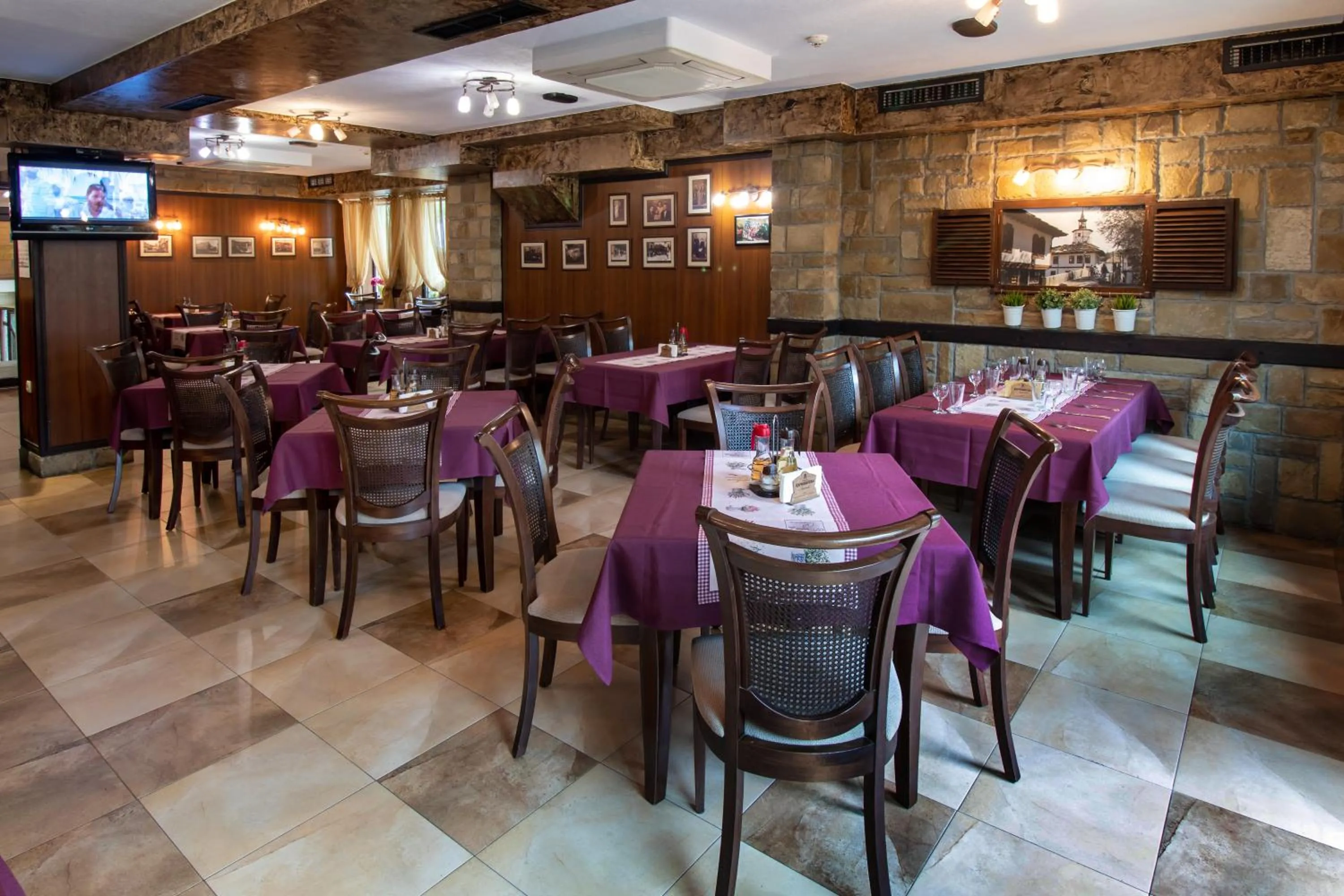 Restaurant/places to eat in Family Hotel Familia