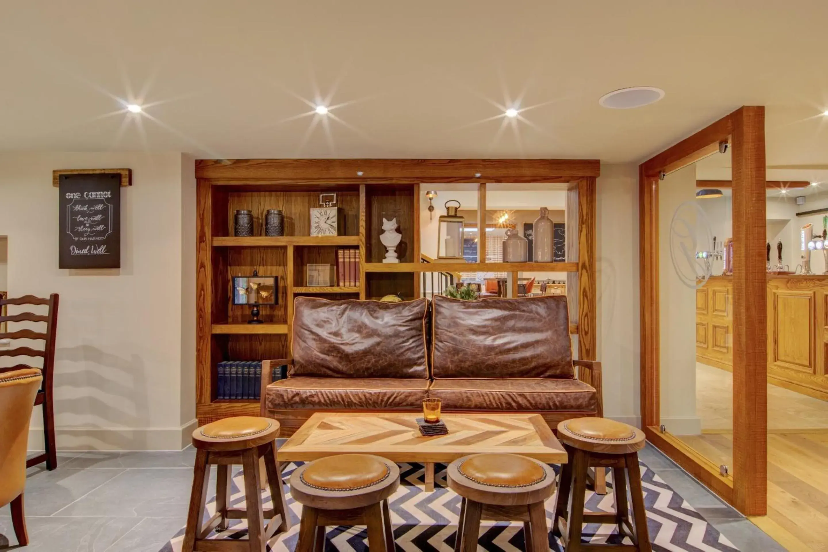 Lounge or bar in The Gissons Hotel - Exeter Airport & M5 Lounge or bar in The Gissons Hotel - Exeter Airport & M5