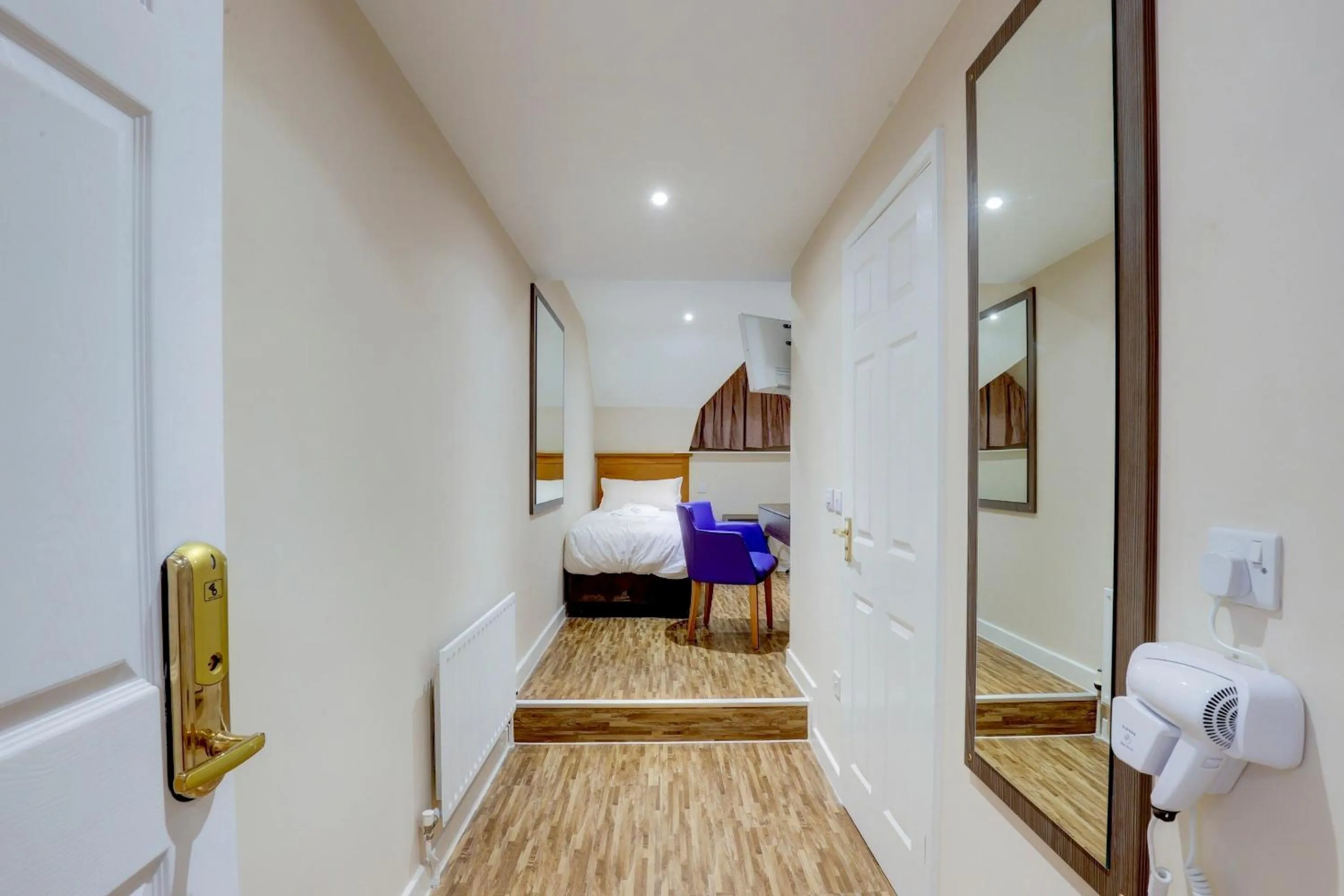 Bedroom, Bed in The Gissons Hotel - Exeter Airport & M5