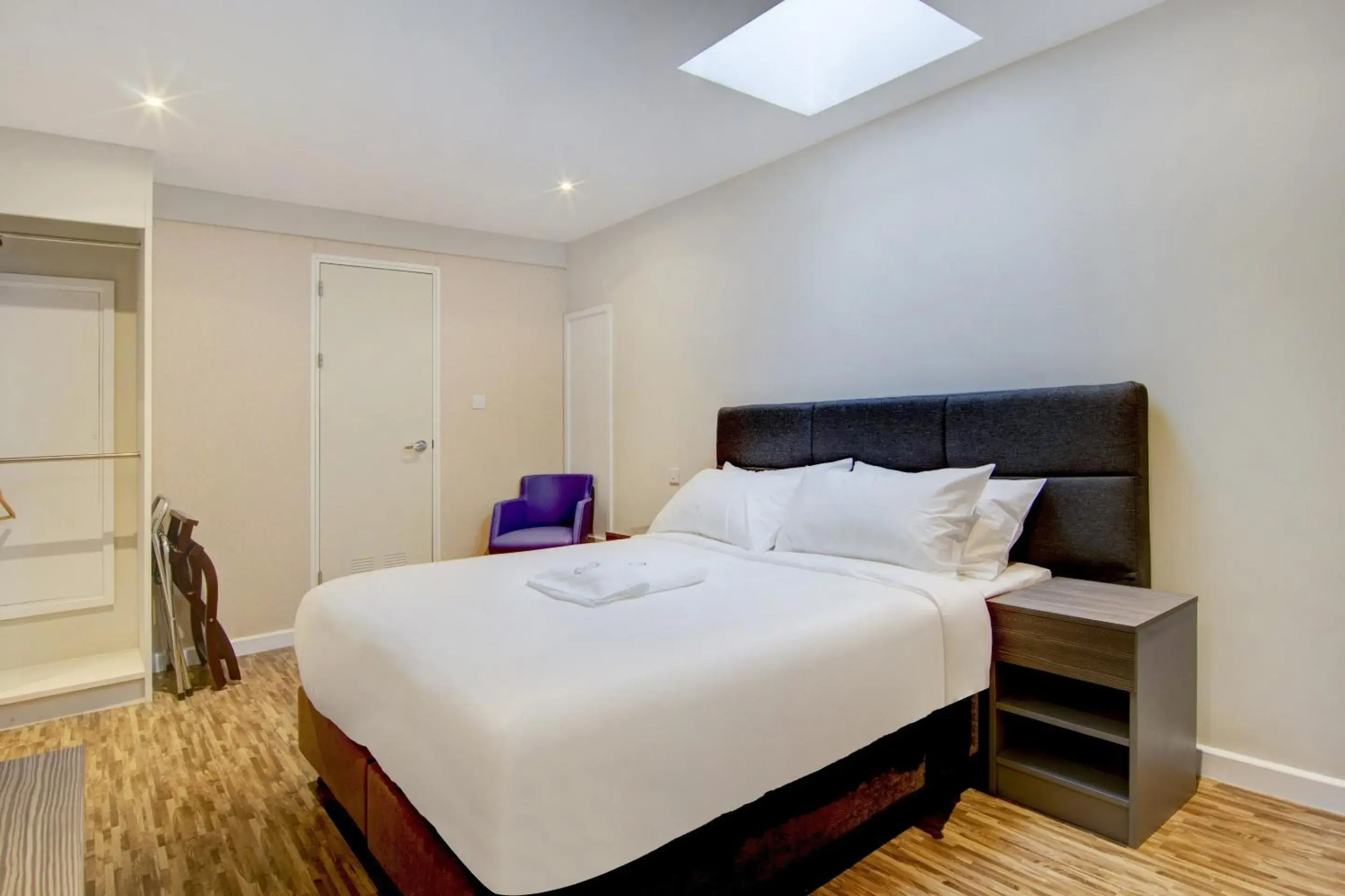 Bedroom, Bed in The Gissons Hotel - Exeter Airport & M5 Bedroom, Bed in The Gissons Hotel - Exeter Airport & M5
