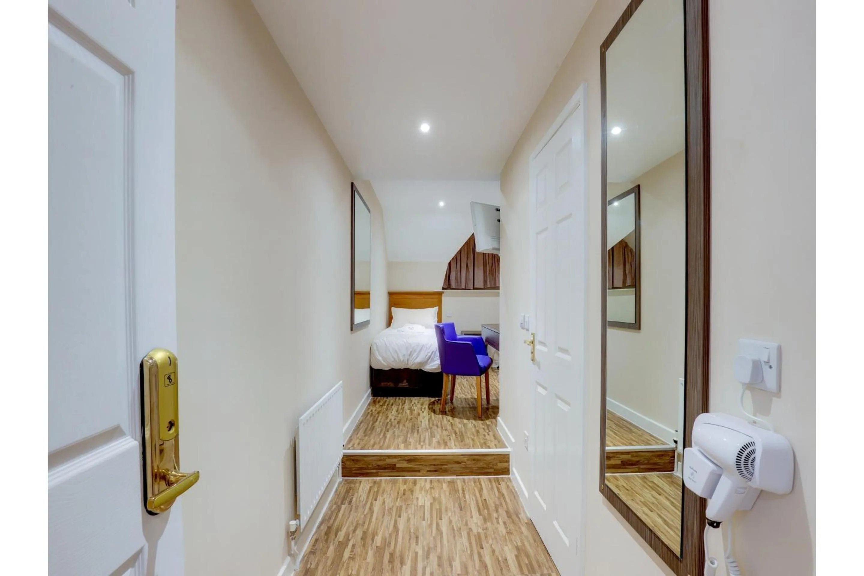 Bedroom, Bed in The Gissons Hotel - Exeter Airport & M5