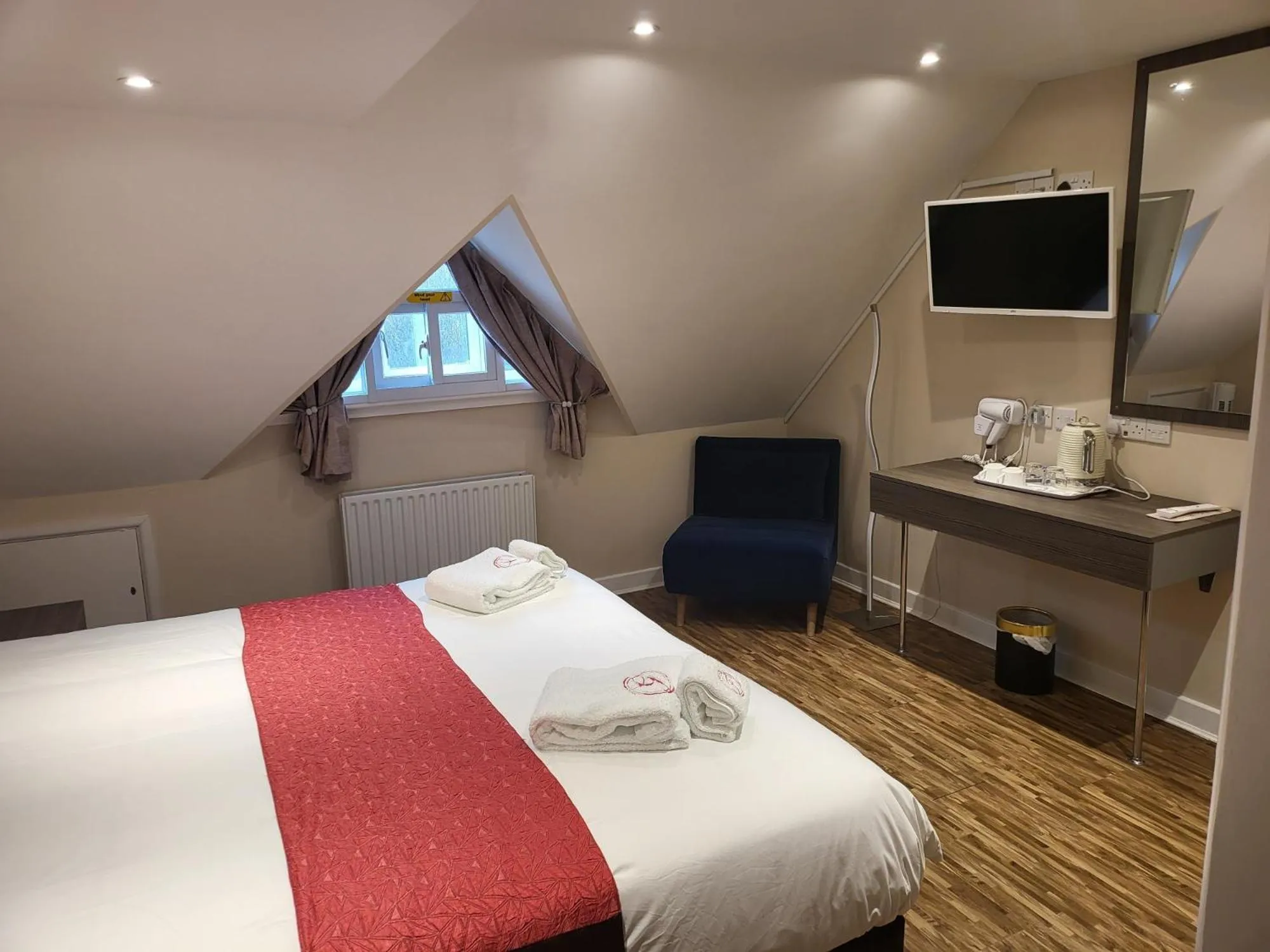 Bedroom, Bed in The Gissons Hotel - Exeter Airport & M5