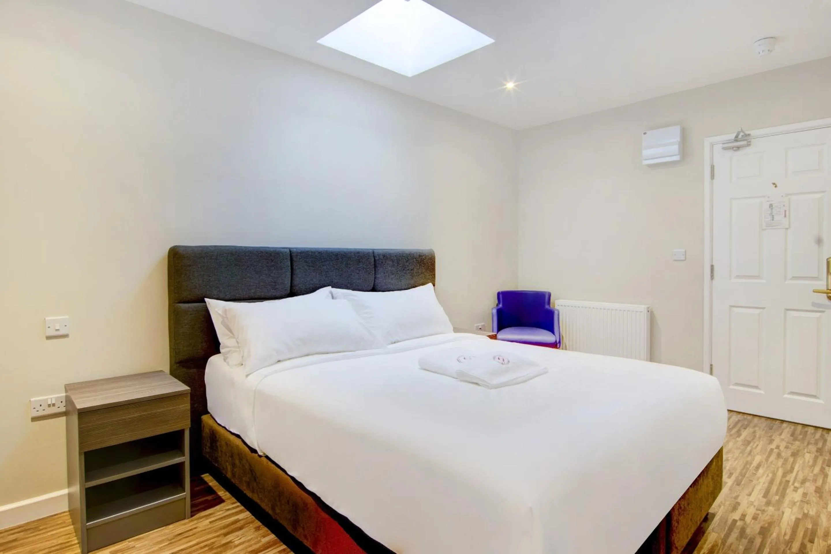 Bedroom, Bed in The Gissons Hotel - Exeter Airport & M5