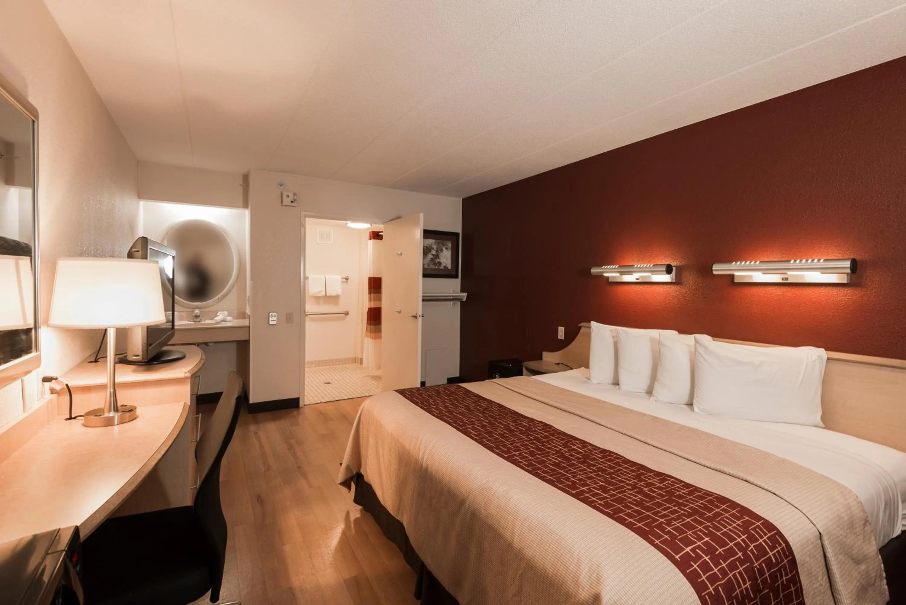 Bedroom in Red Roof Inn Houston Westchase