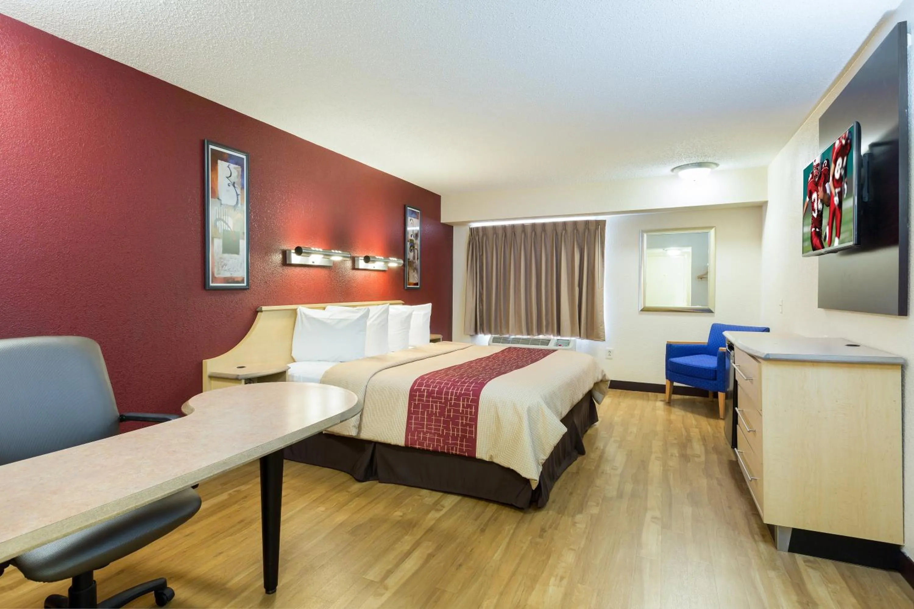 Photo of the whole room in Red Roof Inn Houston Westchase