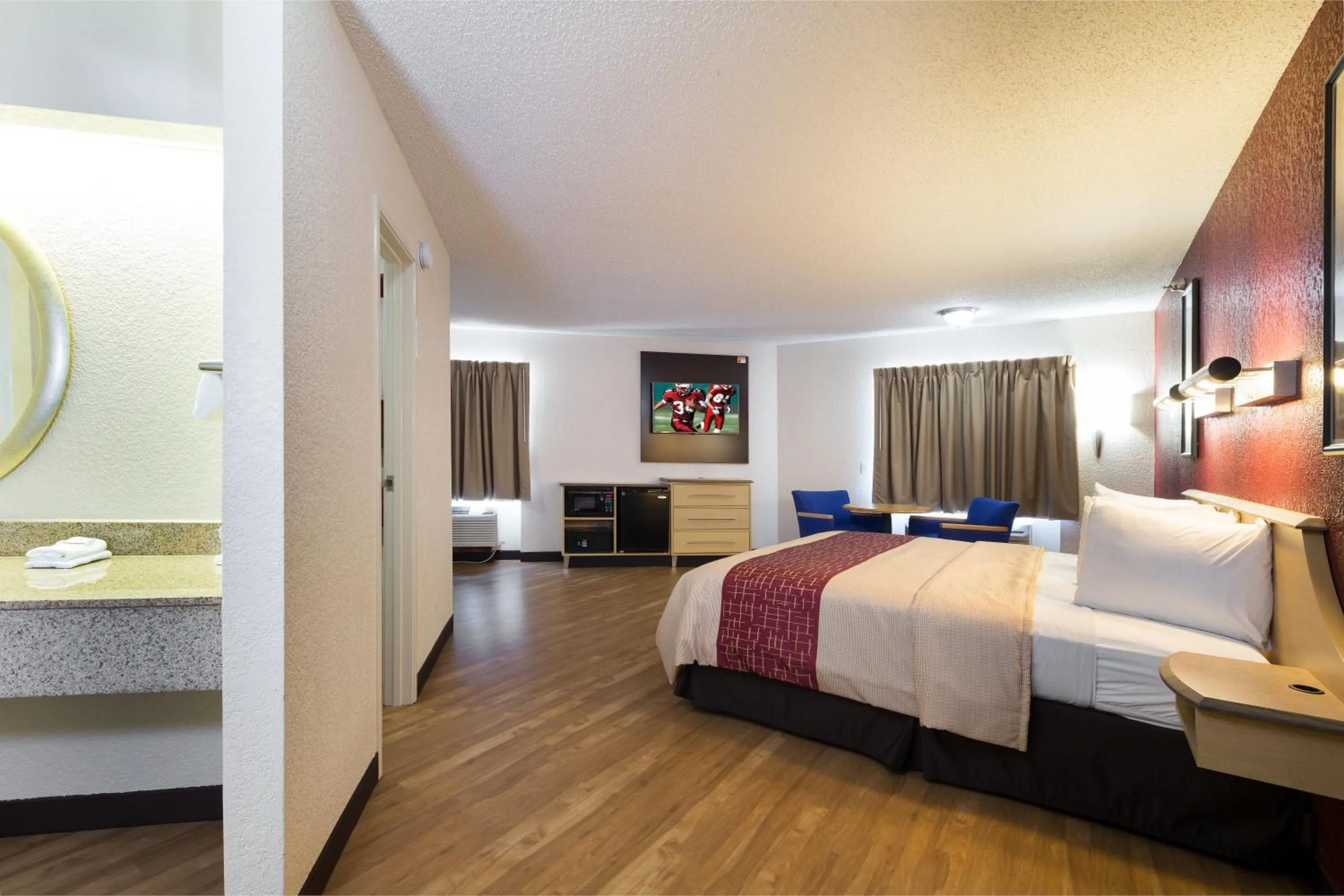 Photo of the whole room in Red Roof Inn Houston Westchase