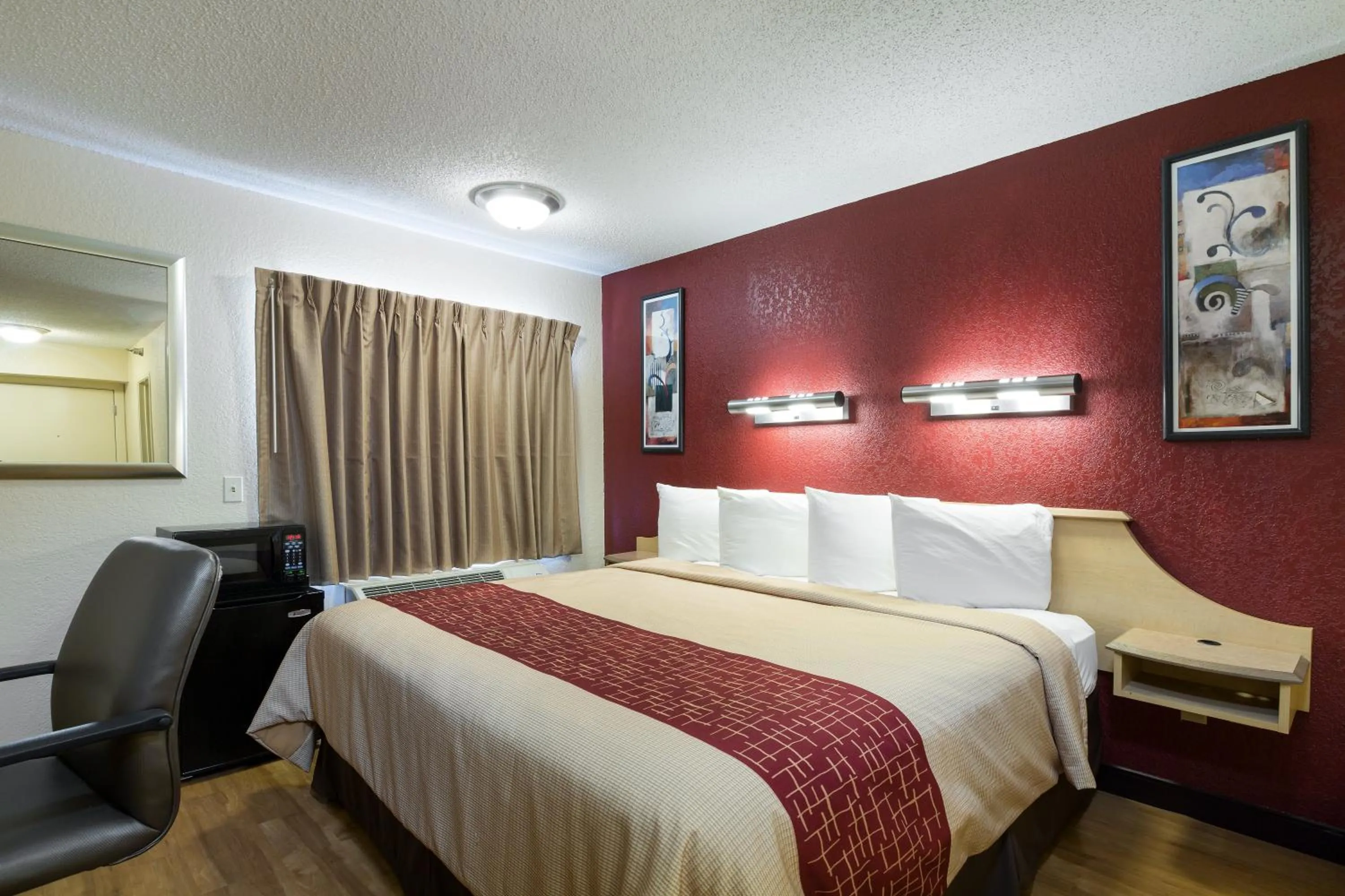 Bedroom in Red Roof Inn Houston Westchase