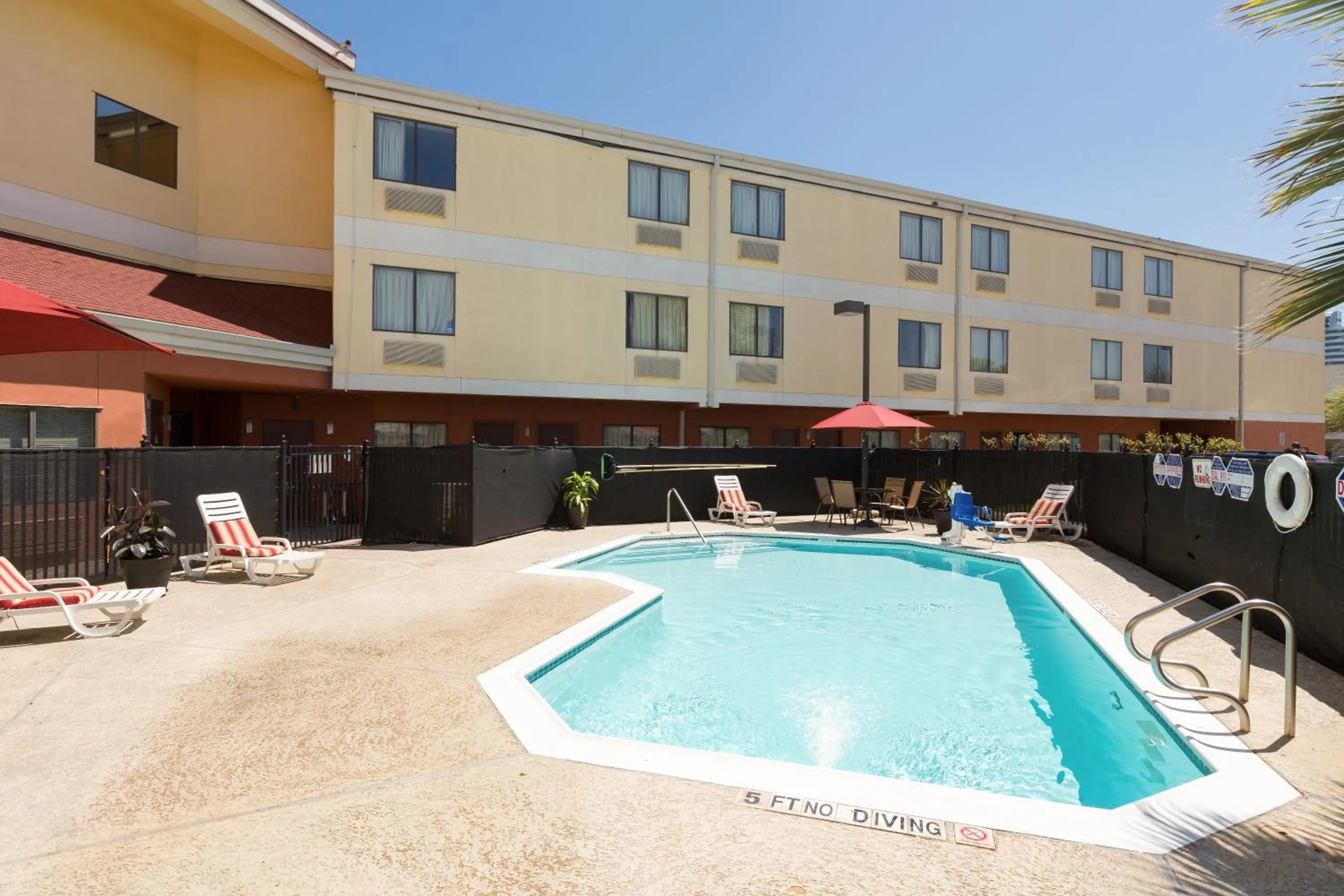 Swimming pool, Property Building in Red Roof Inn Houston Westchase