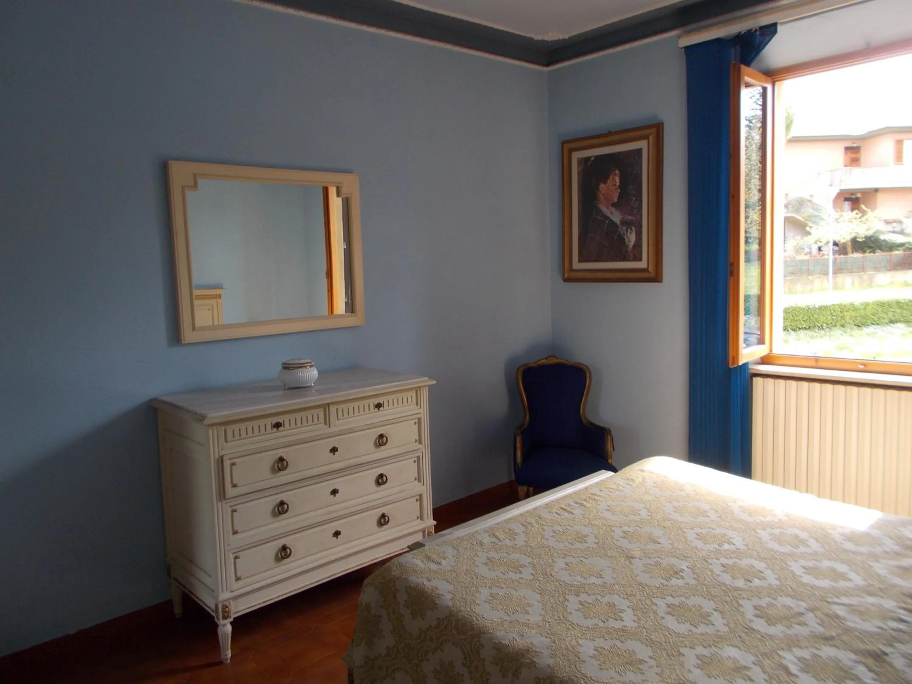 Photo of the whole room in La Francigena