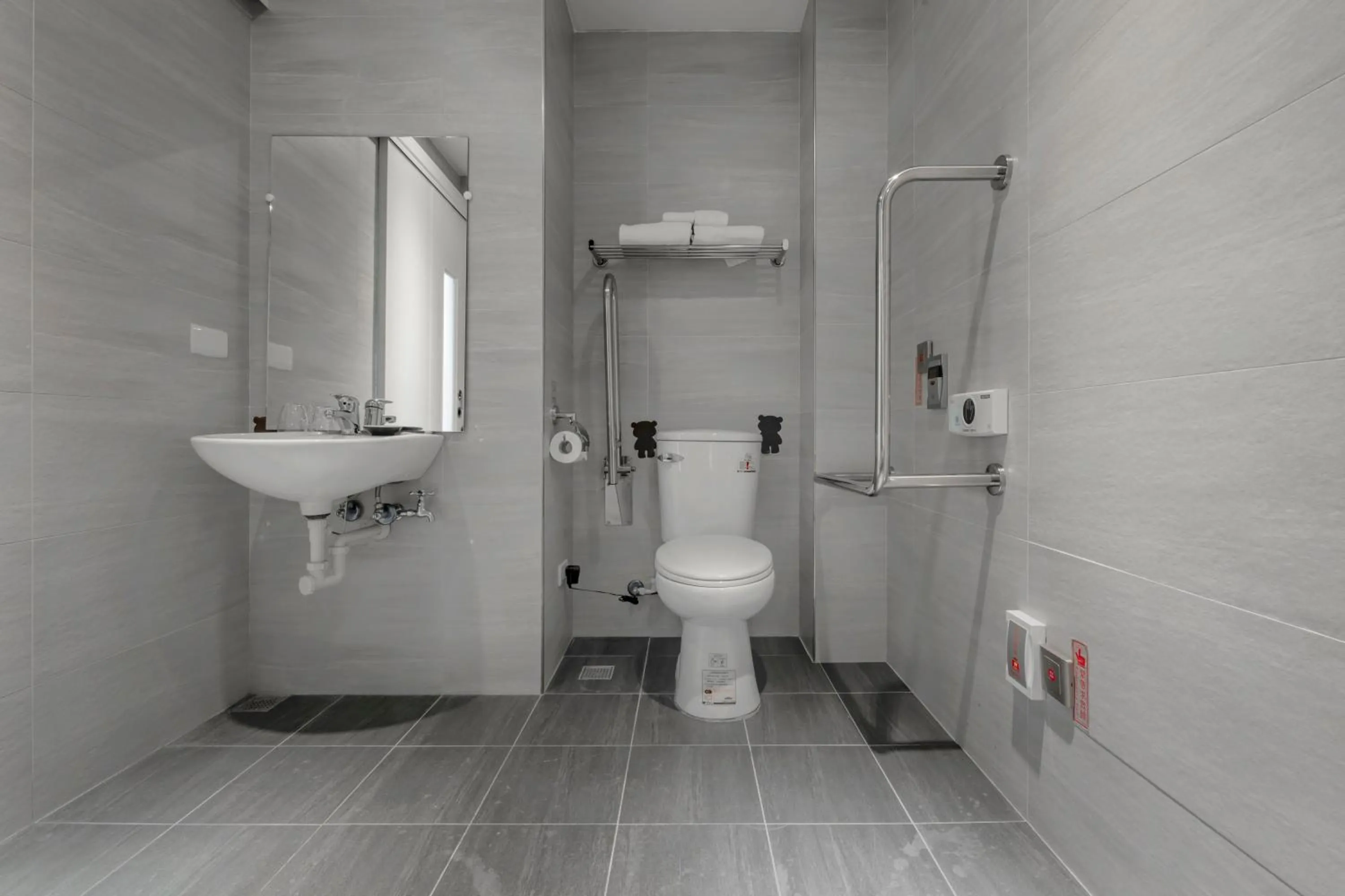 Shower in CHECK inn Express Taichung Fuxing